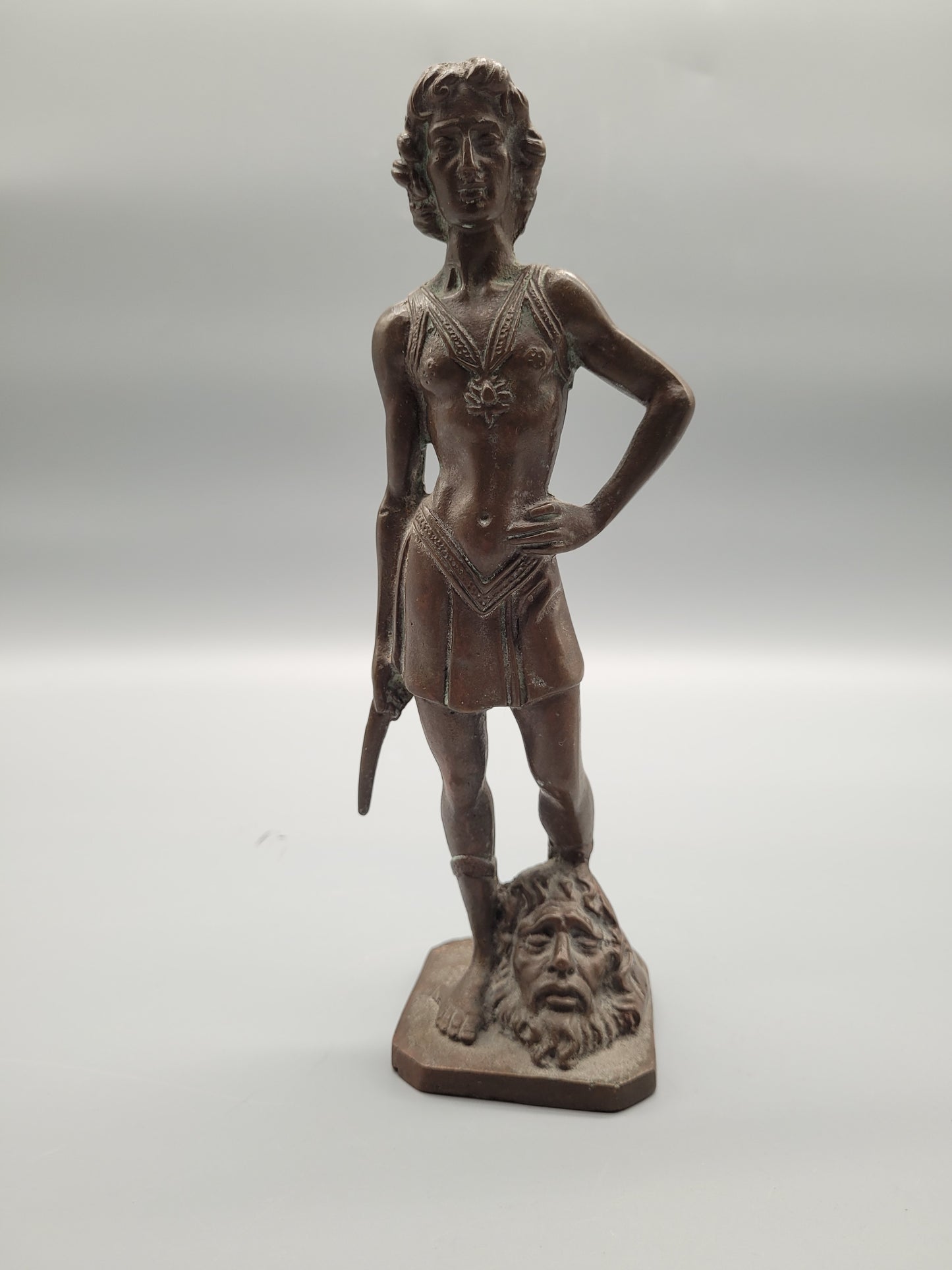 Italienische Schule (XX) Bronze Skulptur David mit dem Haupt des Goliath
