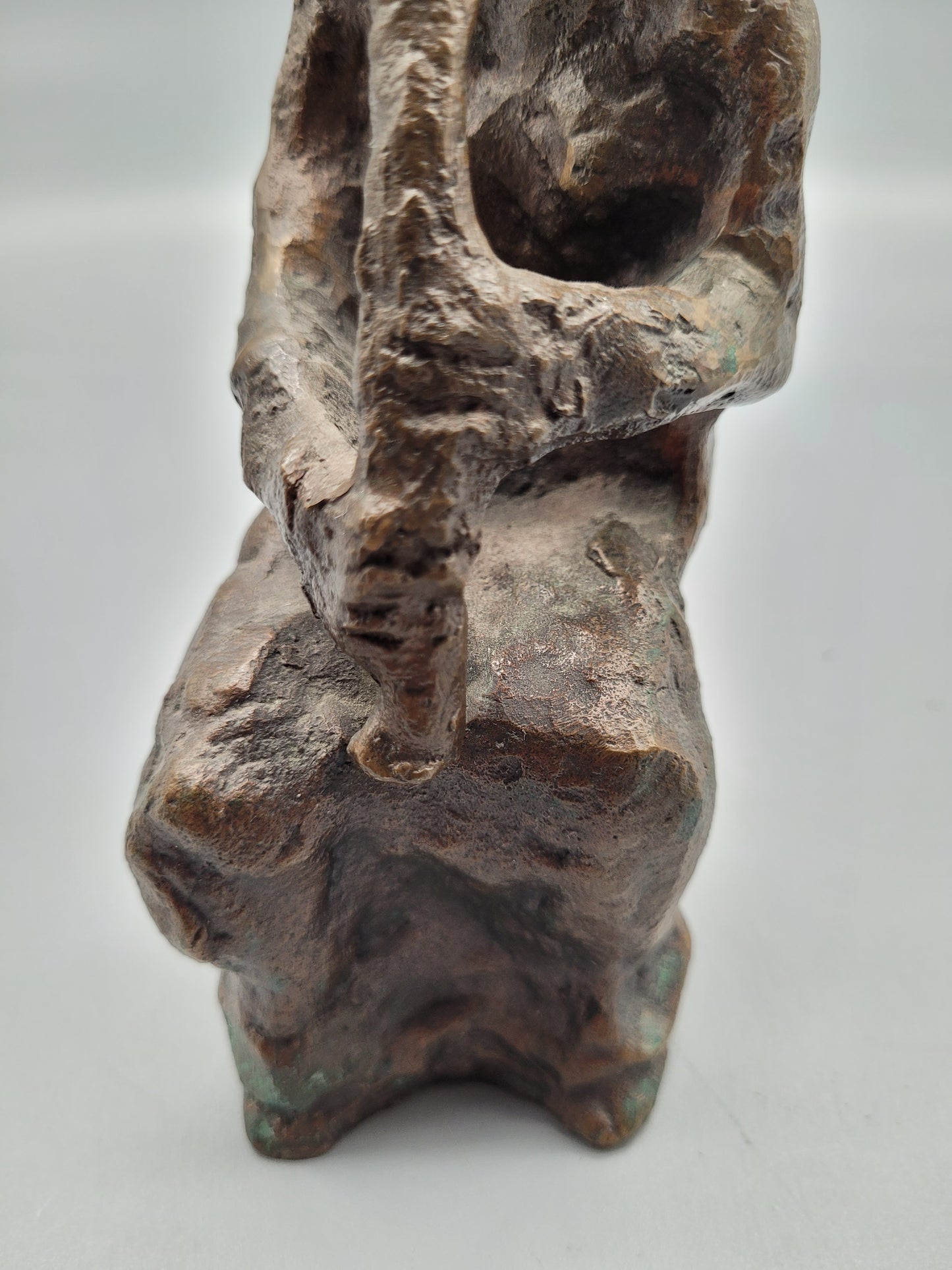 Moderne Zeitgenössische Bronze Skulptur Sitzende Figur am Blasinstrument