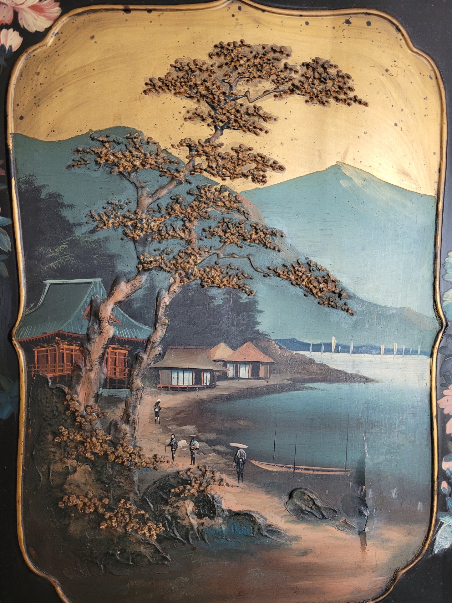 Antike Japanische (XIX-XX) Lackmalerei auf Holz, Idyllisches Dorf am See