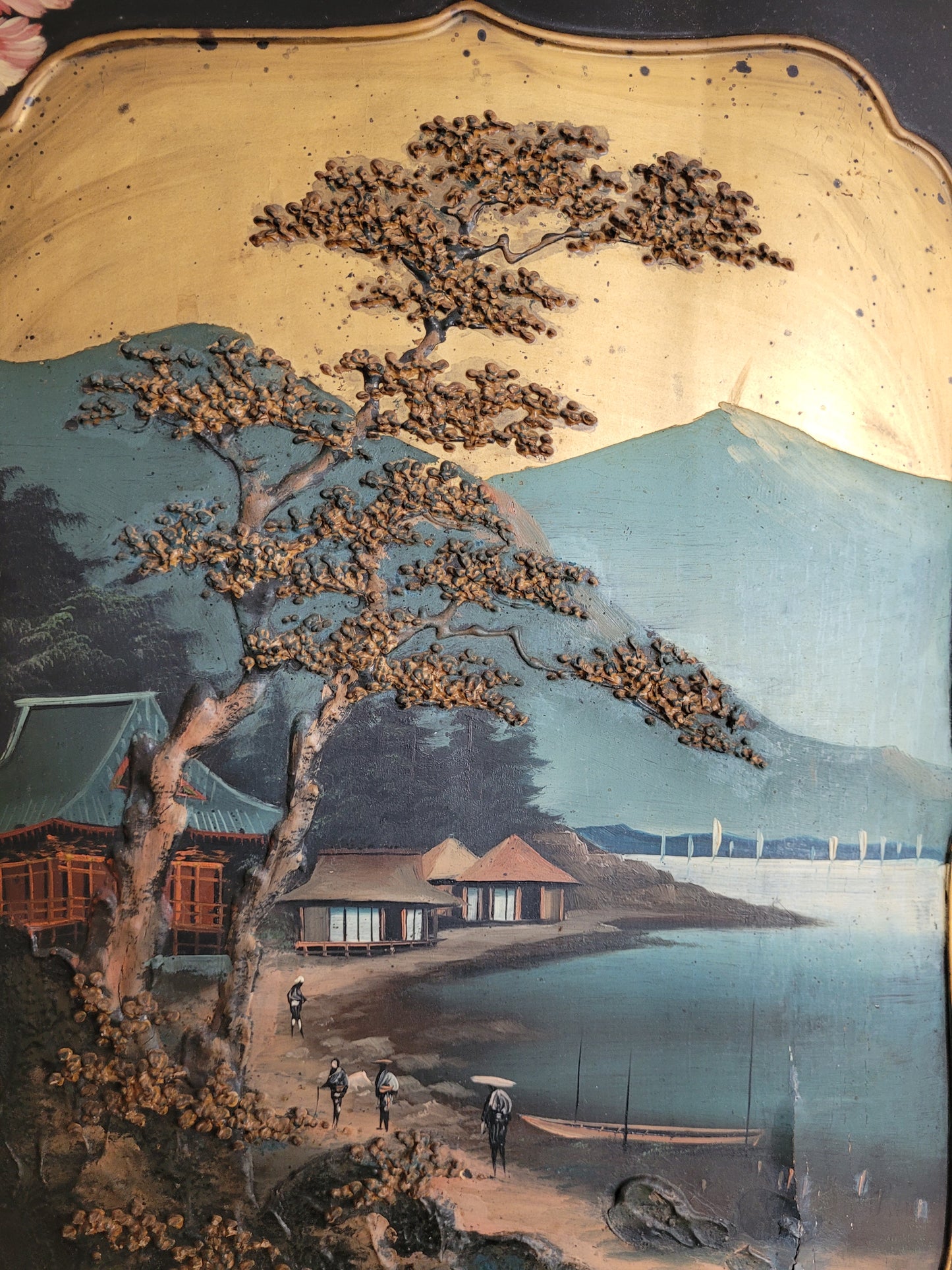 Antike Japanische (XIX-XX) Lackmalerei auf Holz, Idyllisches Dorf am See