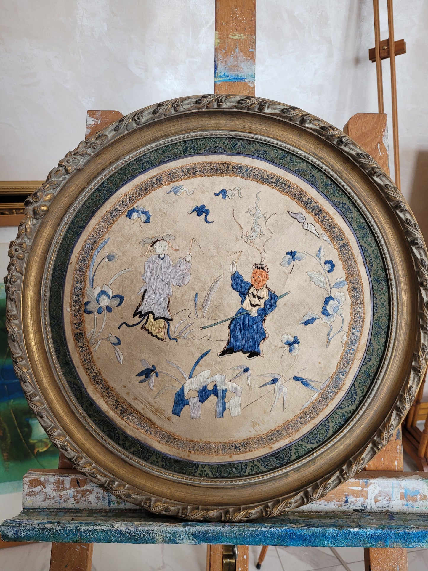 Alte Chinesische Seidenstickerei mit Klassischen Motiv elegant gerahmt