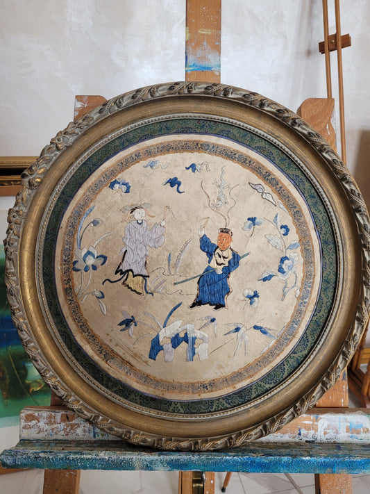 Alte Chinesische Seidenstickerei mit Klassischen Motiv elegant gerahmt