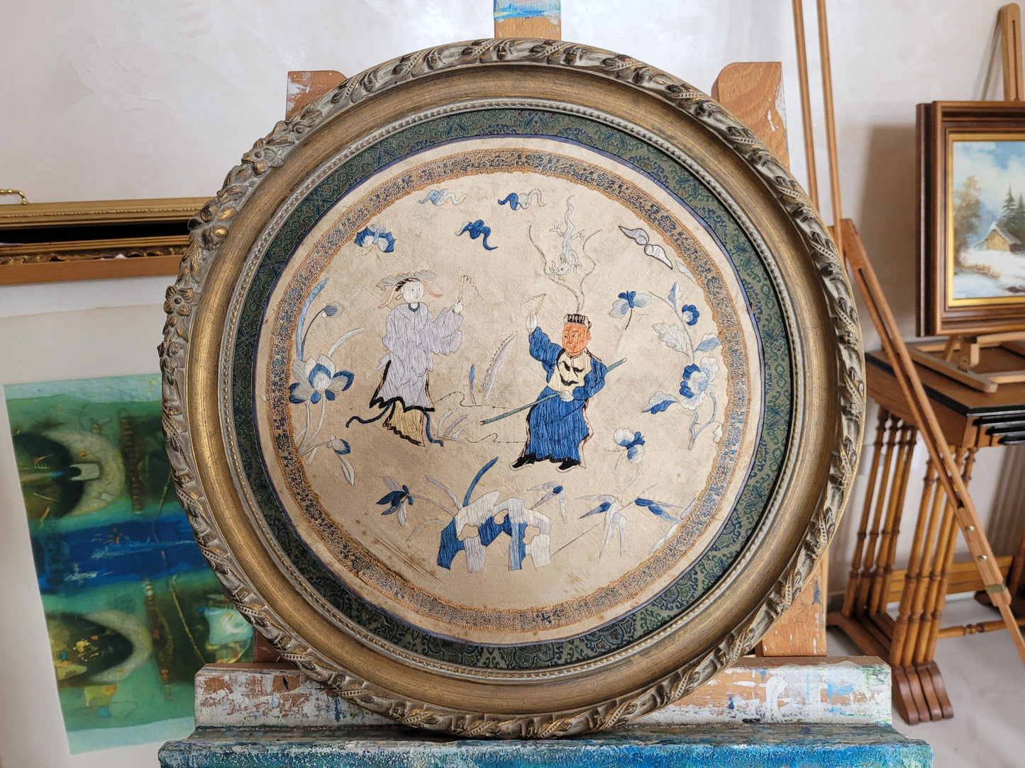 Alte Chinesische Seidenstickerei mit Klassischen Motiv elegant gerahmt