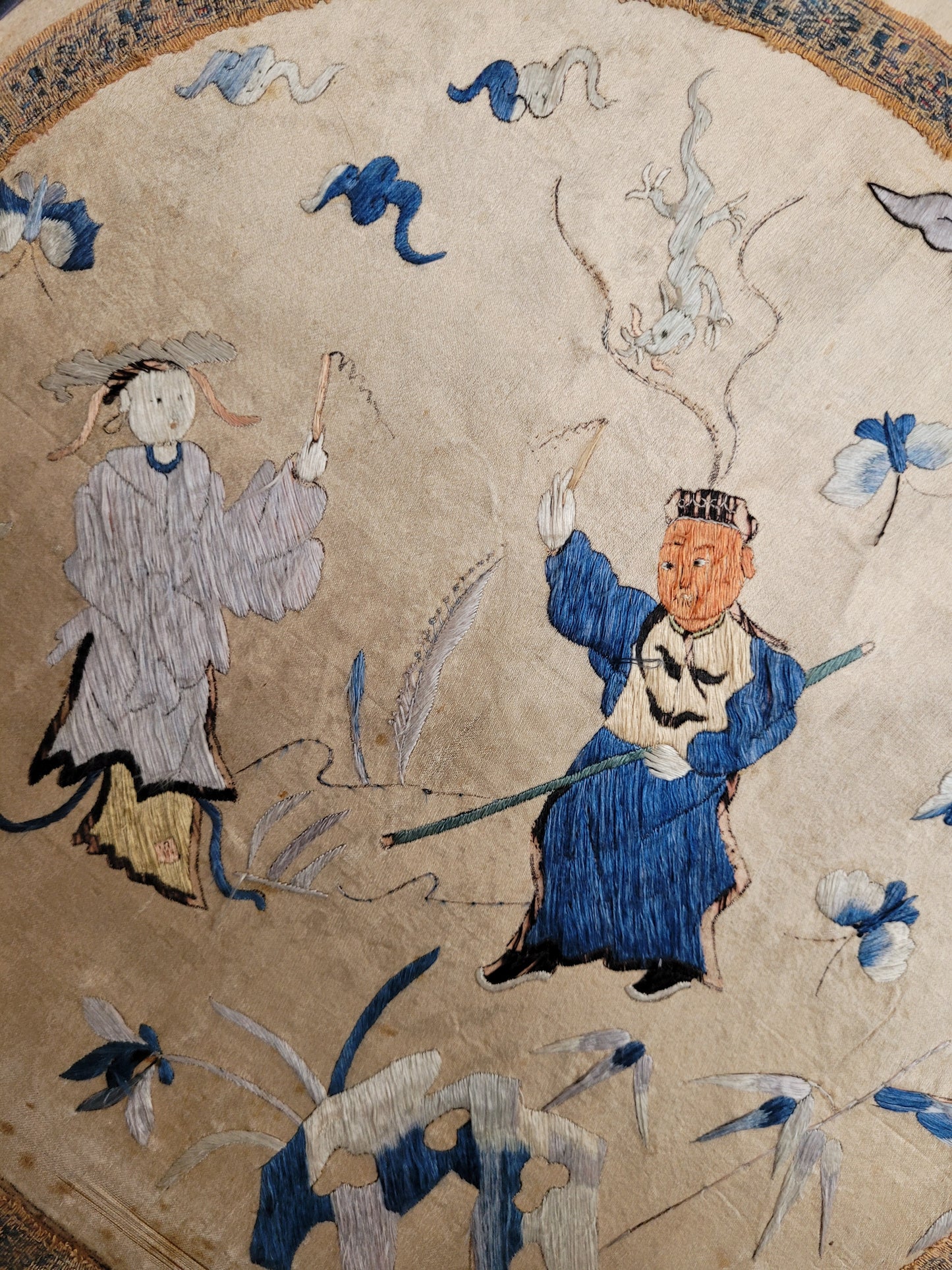 Alte Chinesische Seidenstickerei mit Klassischen Motiv elegant gerahmt