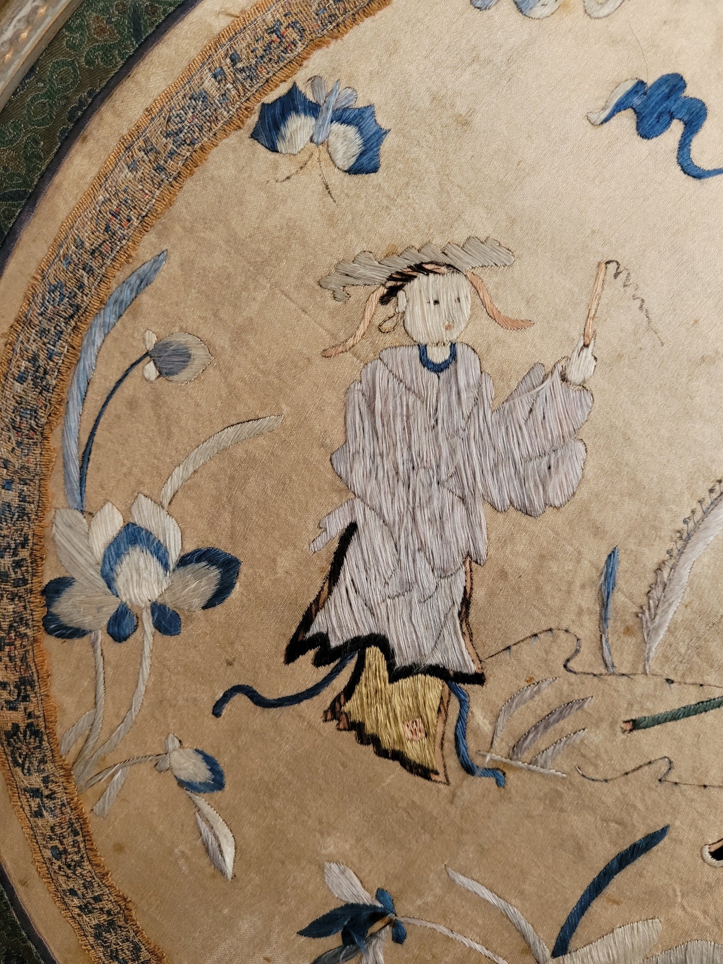 Alte Chinesische Seidenstickerei mit Klassischen Motiv elegant gerahmt