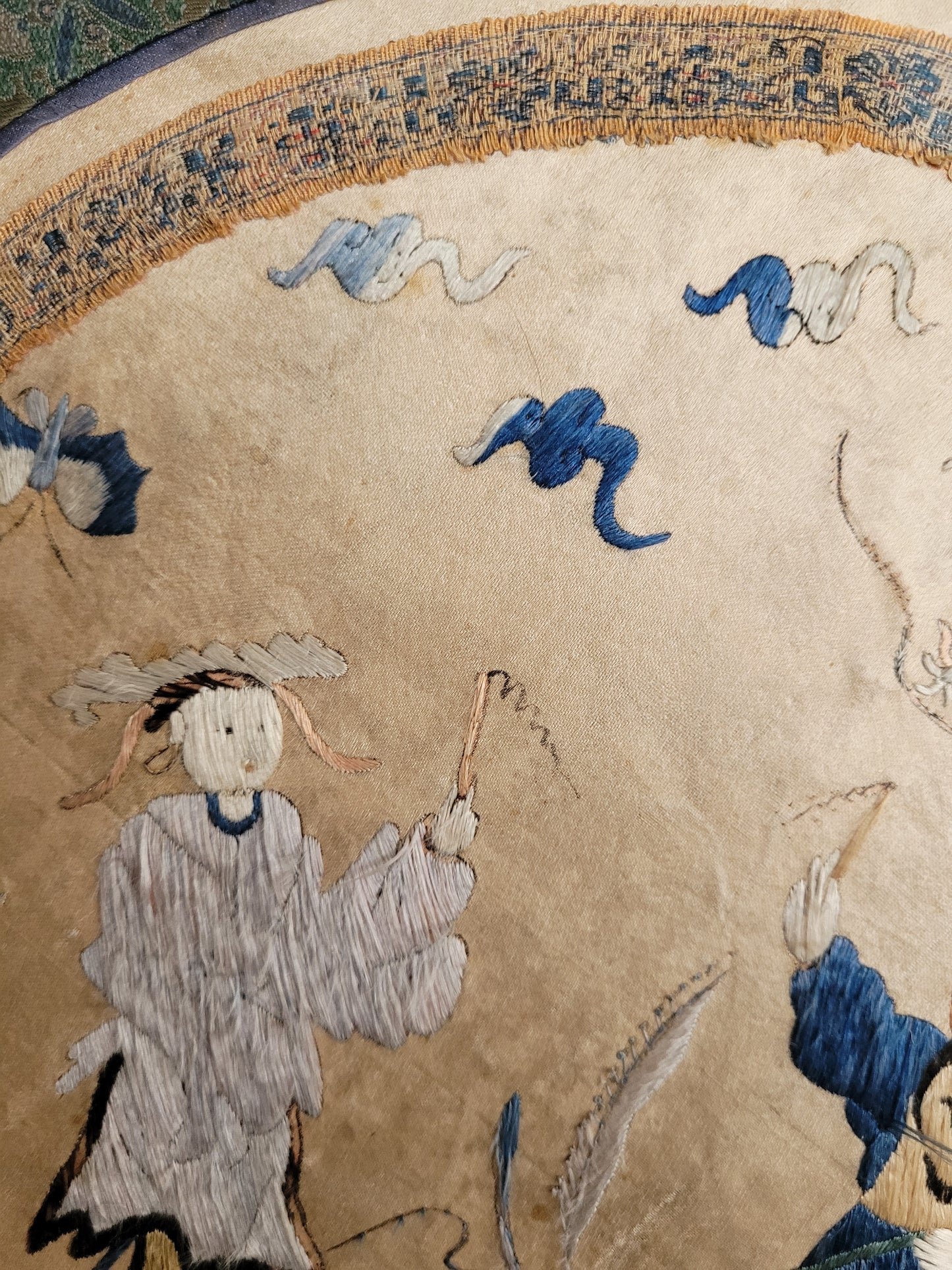 Alte Chinesische Seidenstickerei mit Klassischen Motiv elegant gerahmt