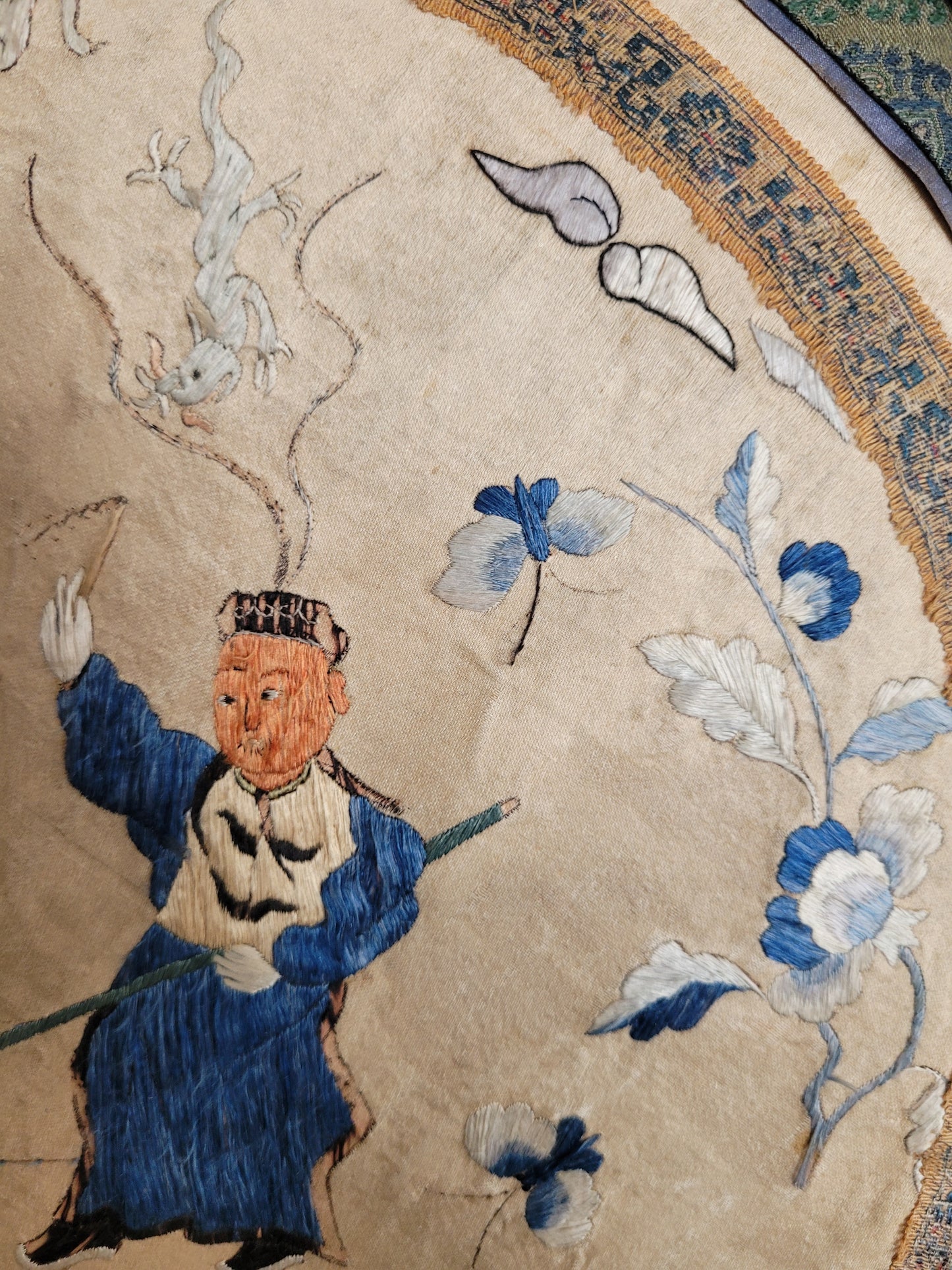 Alte Chinesische Seidenstickerei mit Klassischen Motiv elegant gerahmt