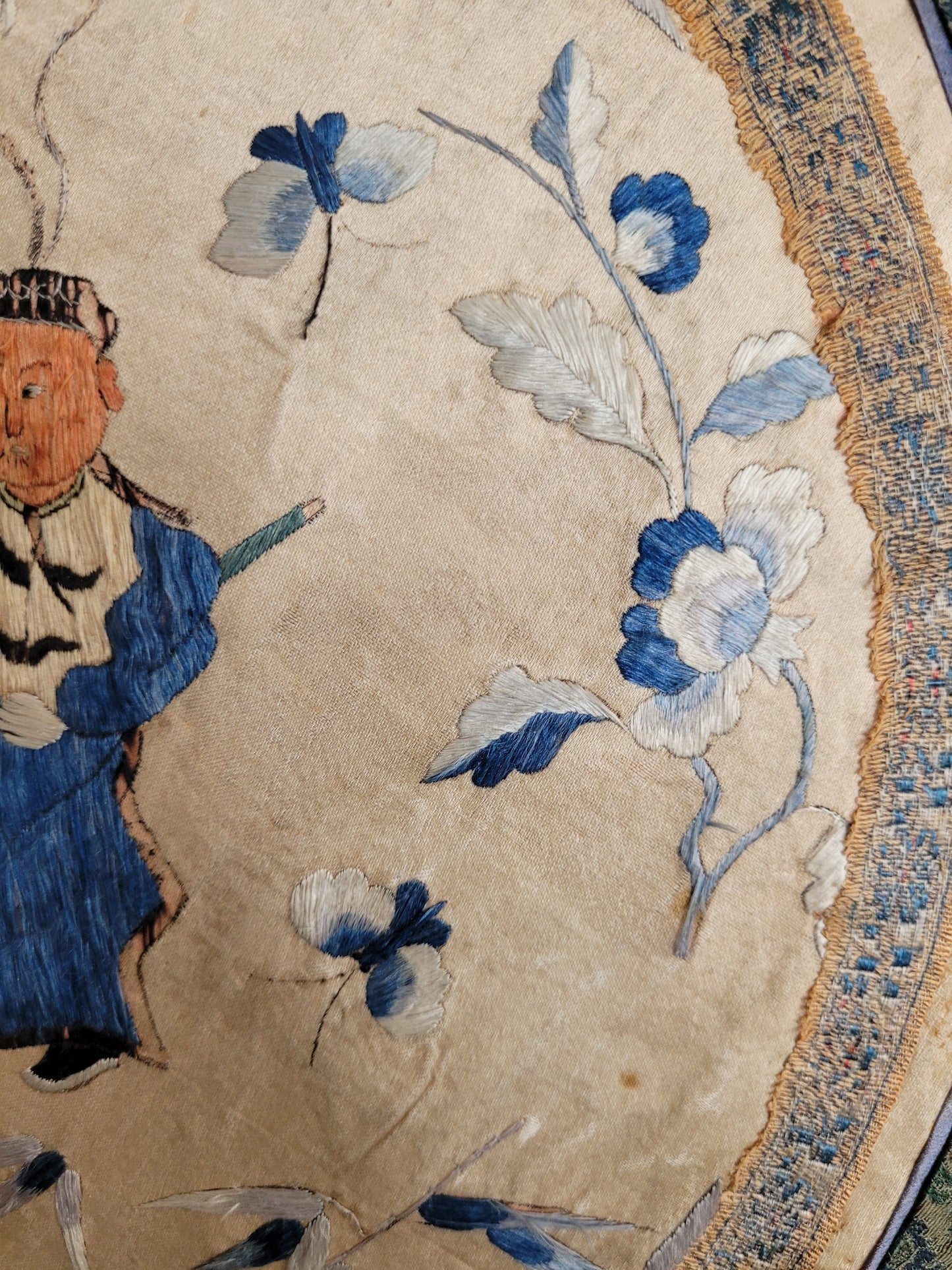 Alte Chinesische Seidenstickerei mit Klassischen Motiv elegant gerahmt