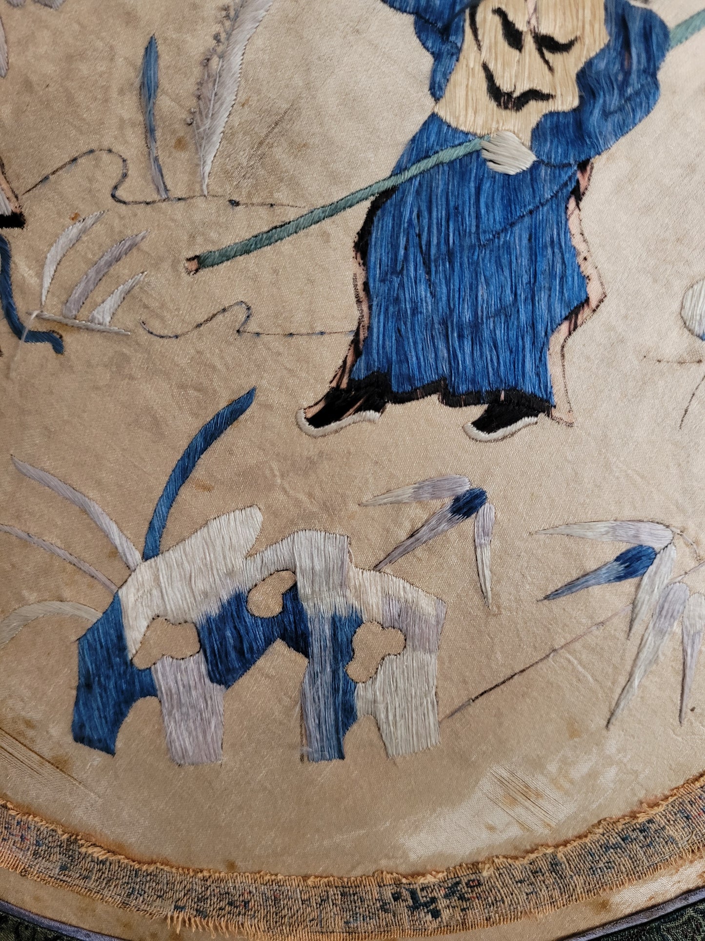 Alte Chinesische Seidenstickerei mit Klassischen Motiv elegant gerahmt