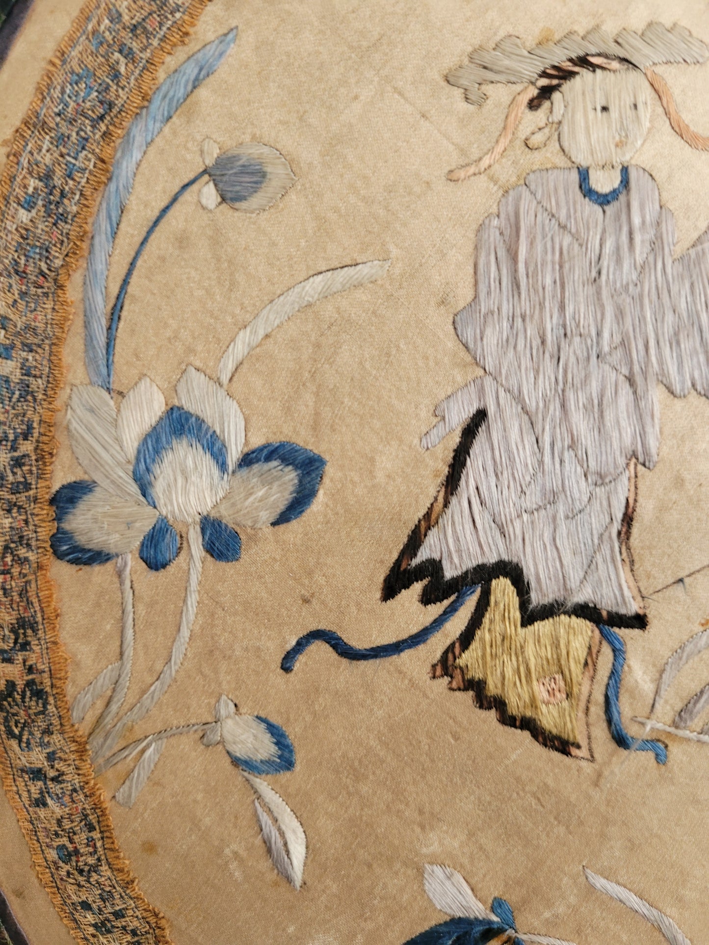 Alte Chinesische Seidenstickerei mit Klassischen Motiv elegant gerahmt