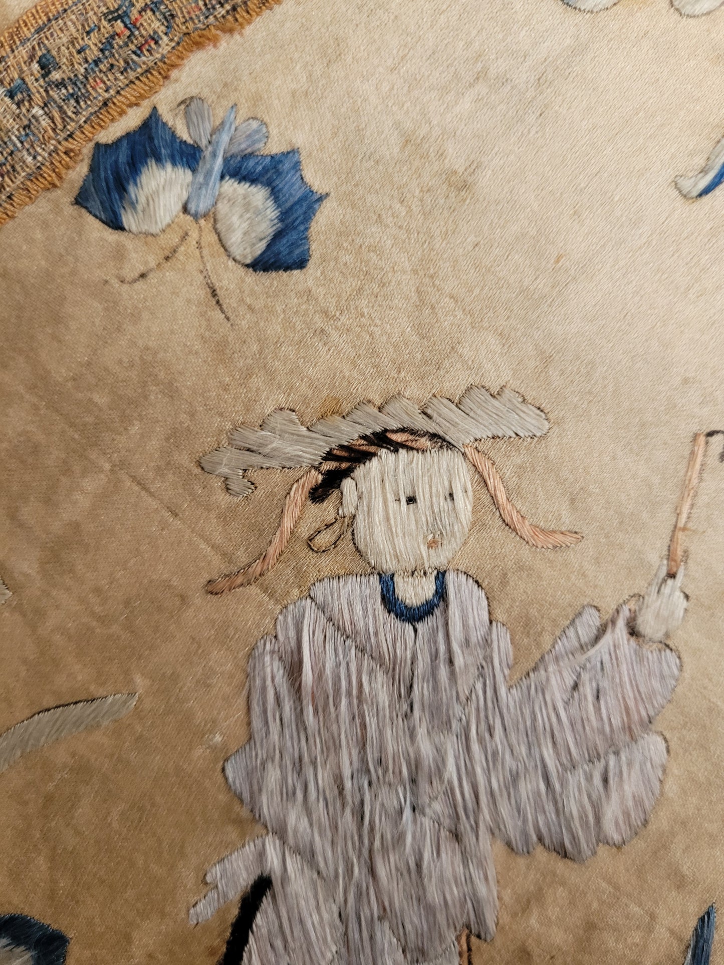 Alte Chinesische Seidenstickerei mit Klassischen Motiv elegant gerahmt