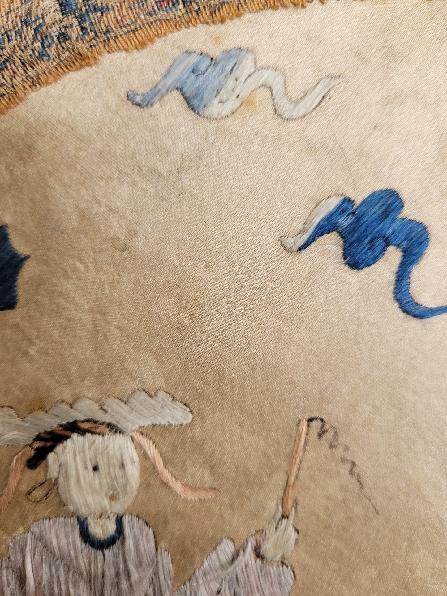 Alte Chinesische Seidenstickerei mit Klassischen Motiv elegant gerahmt