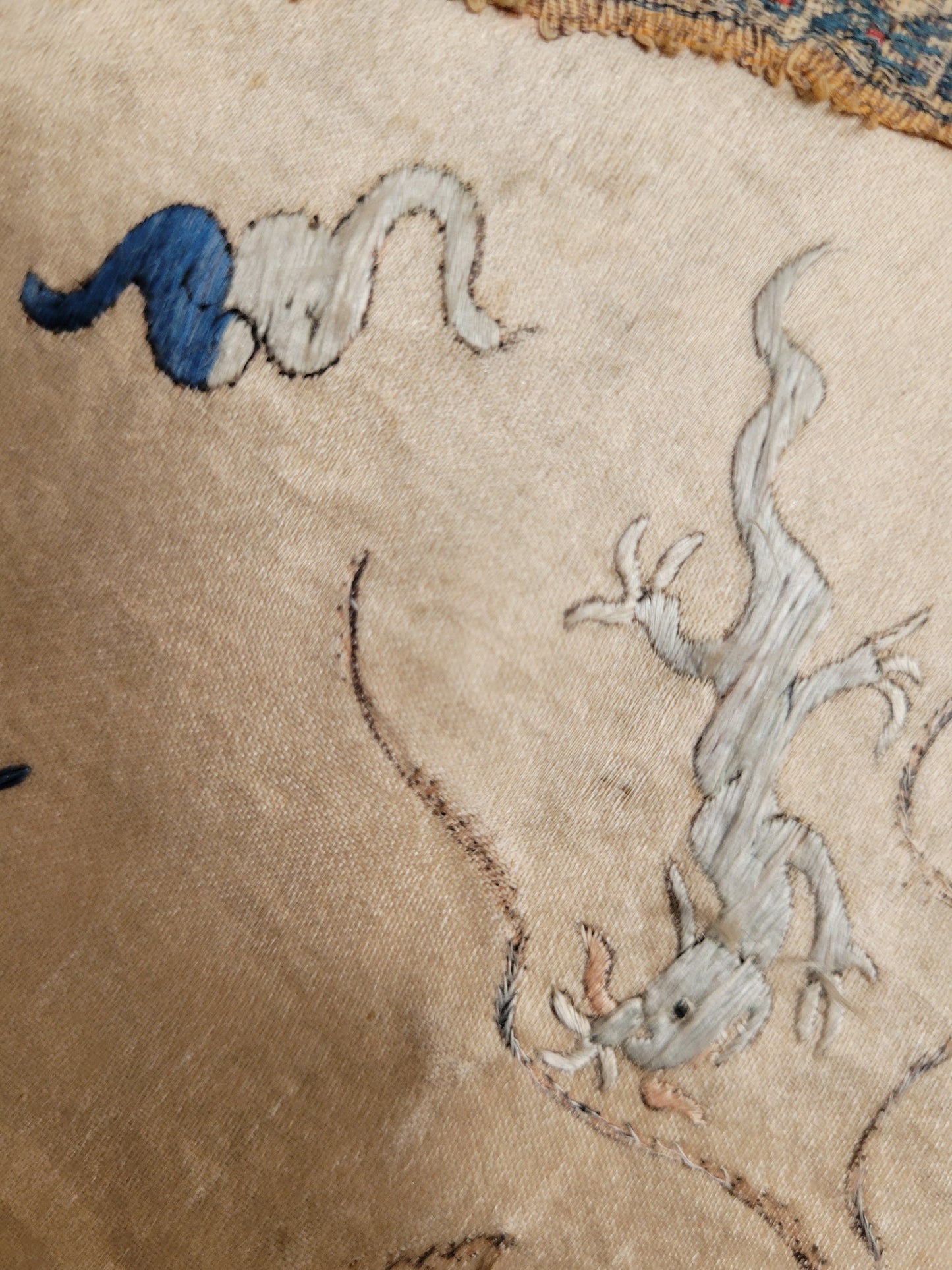 Alte Chinesische Seidenstickerei mit Klassischen Motiv elegant gerahmt