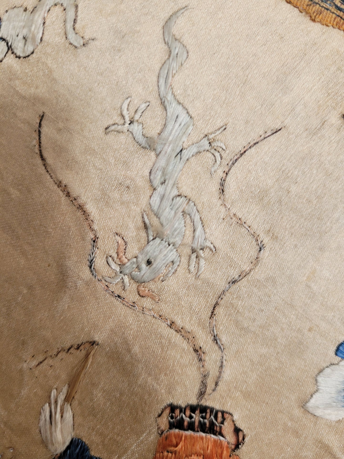 Alte Chinesische Seidenstickerei mit Klassischen Motiv elegant gerahmt