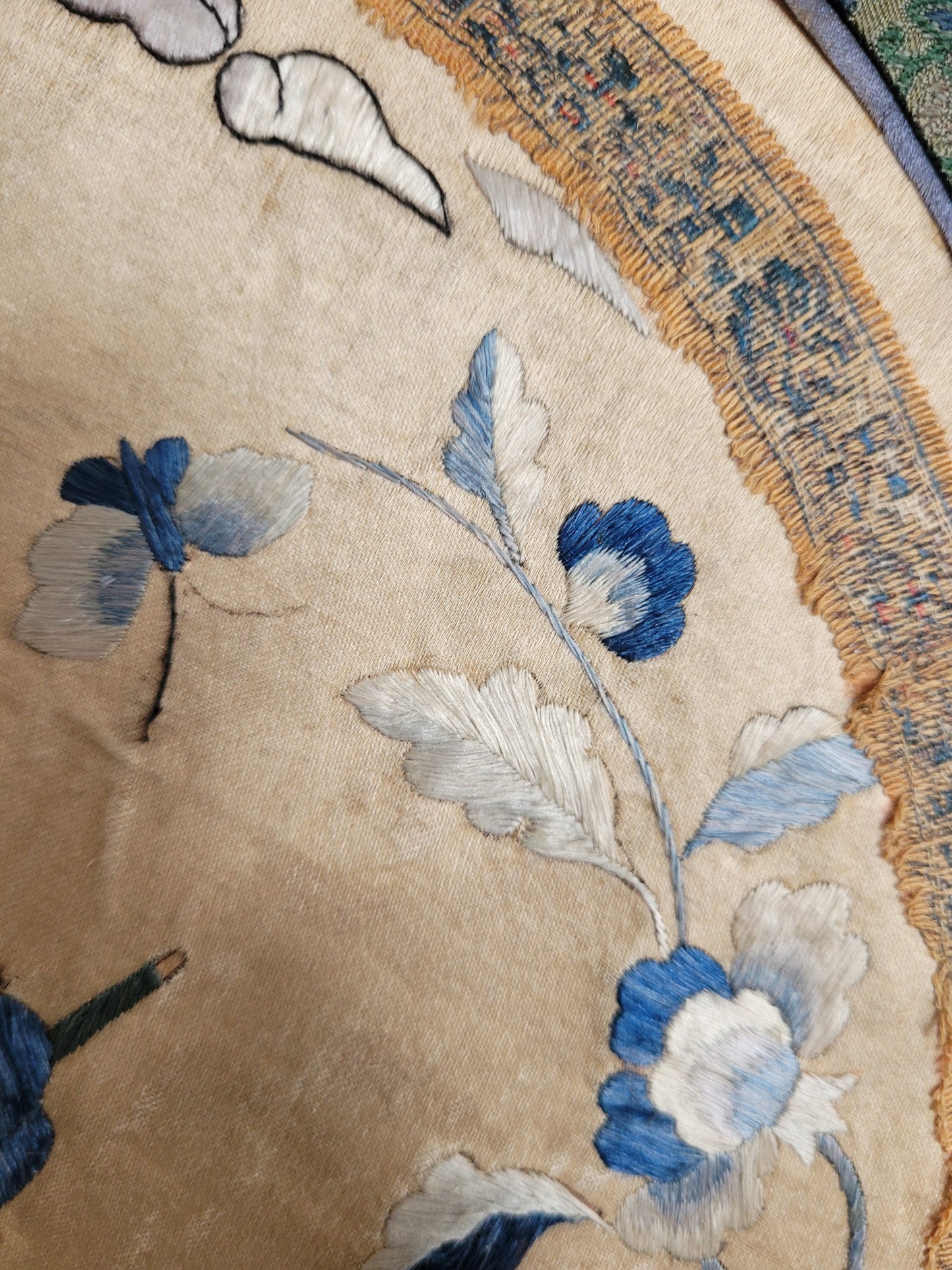 Alte Chinesische Seidenstickerei mit Klassischen Motiv elegant gerahmt