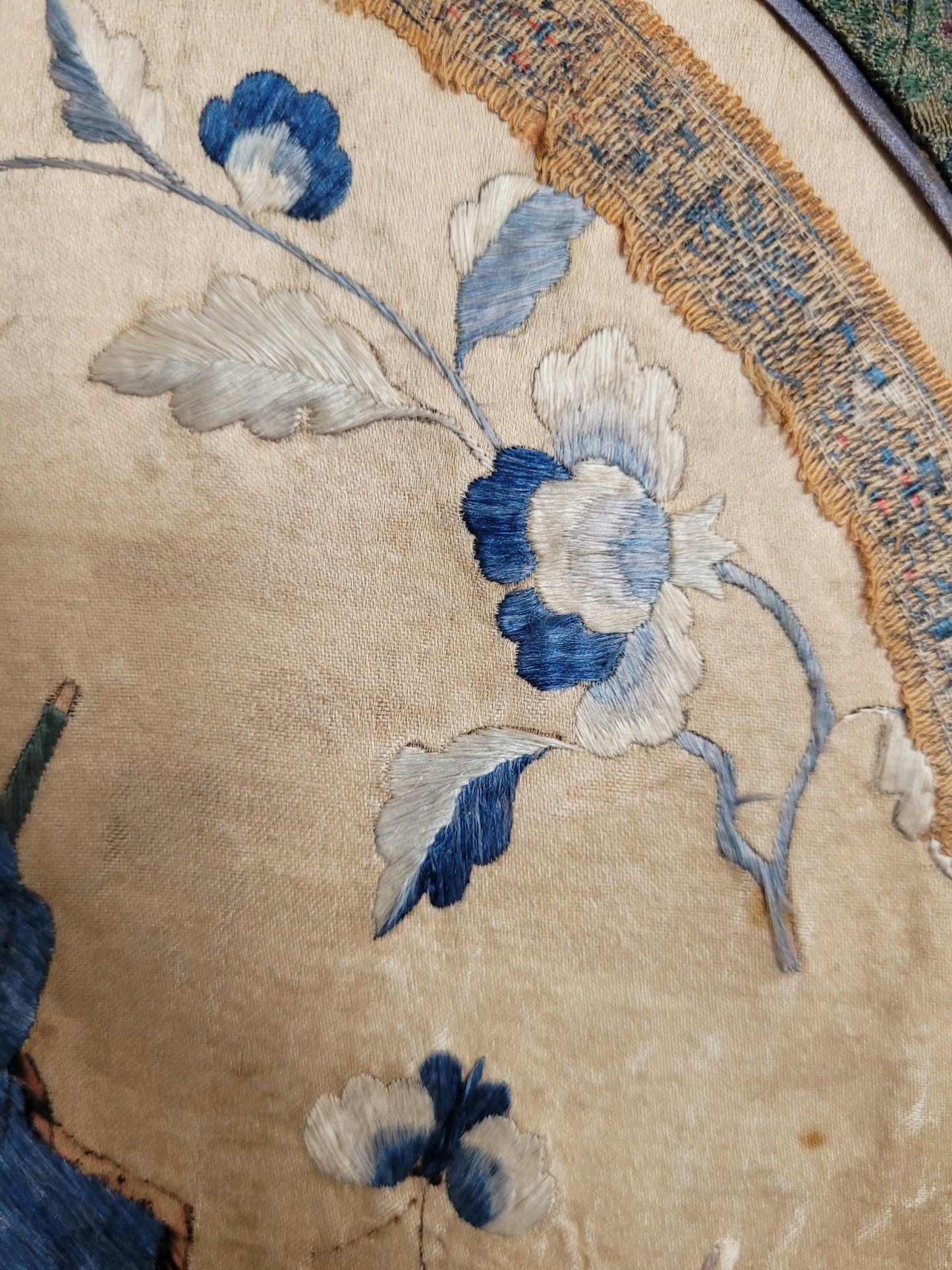 Alte Chinesische Seidenstickerei mit Klassischen Motiv elegant gerahmt