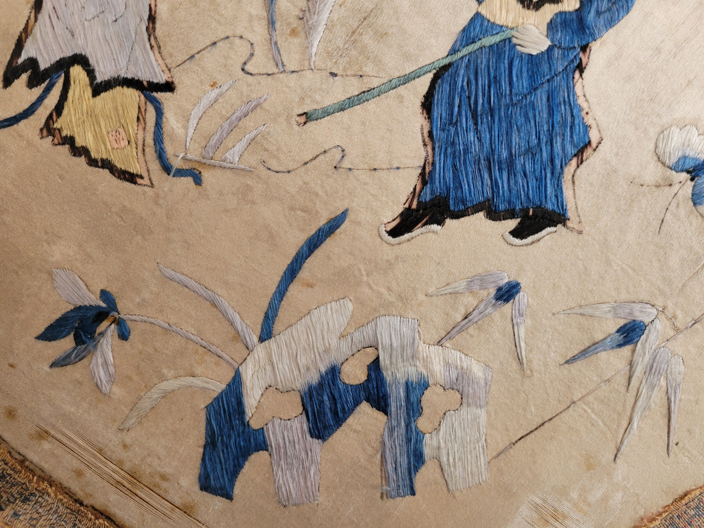 Alte Chinesische Seidenstickerei mit Klassischen Motiv elegant gerahmt