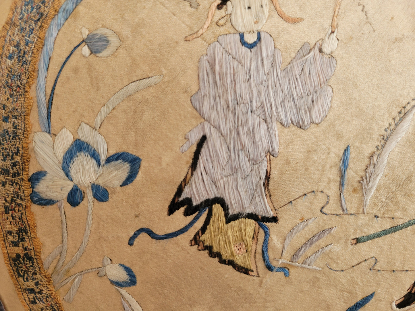 Alte Chinesische Seidenstickerei mit Klassischen Motiv elegant gerahmt