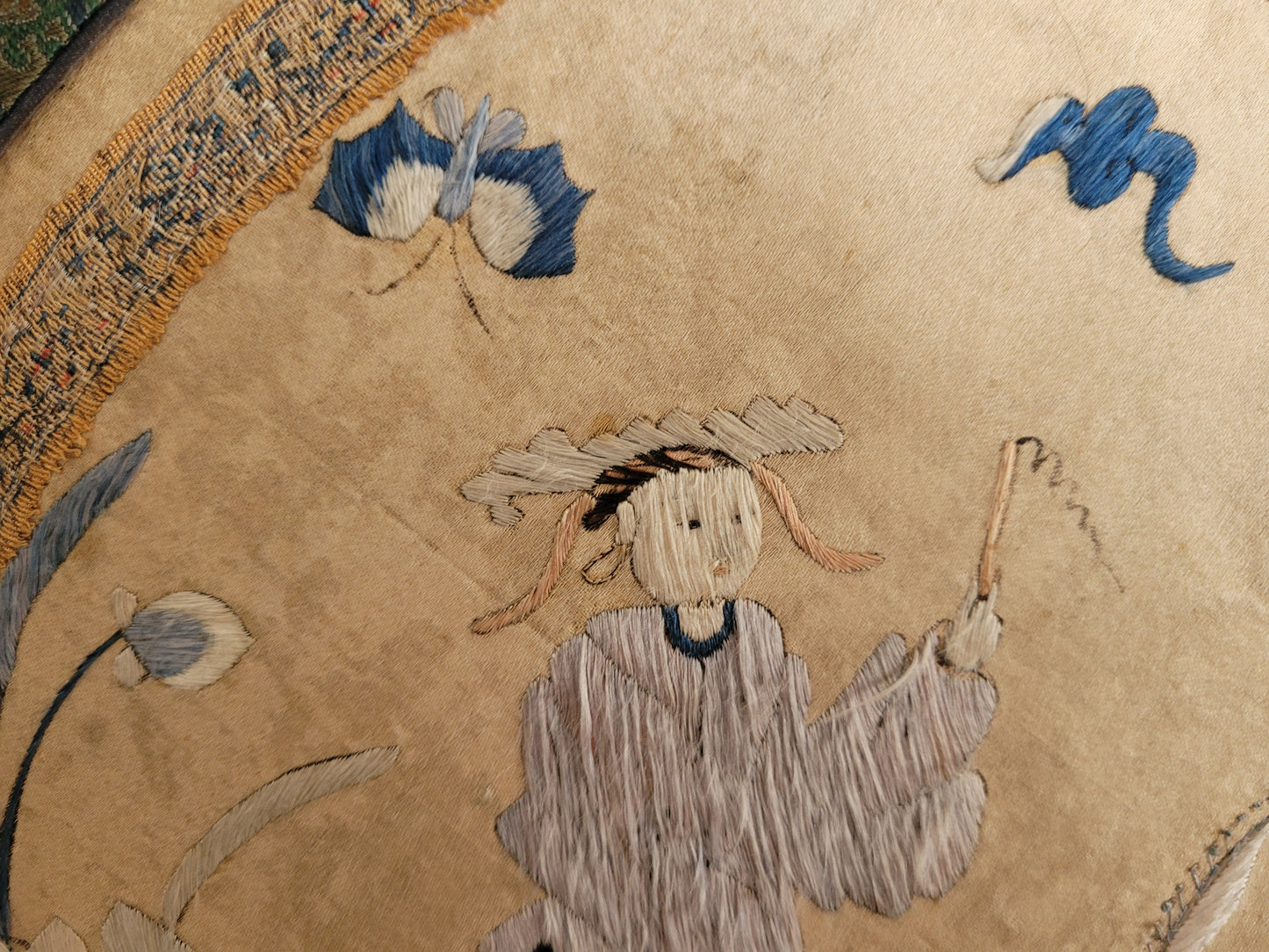 Alte Chinesische Seidenstickerei mit Klassischen Motiv elegant gerahmt