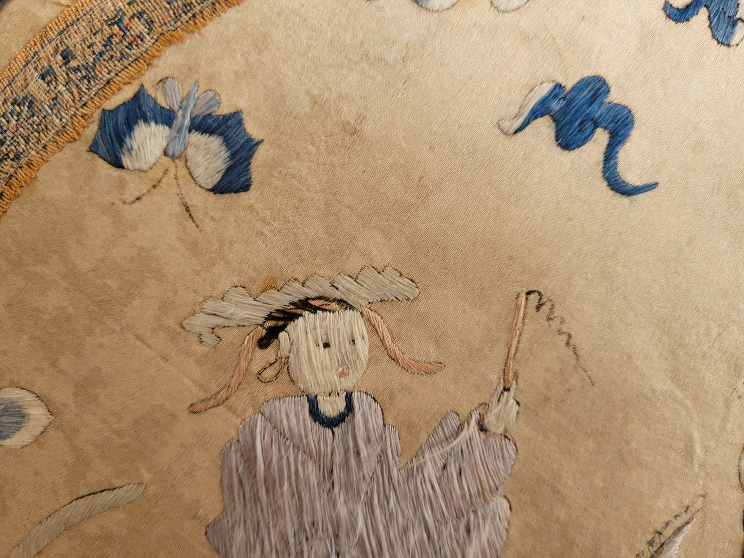 Alte Chinesische Seidenstickerei mit Klassischen Motiv elegant gerahmt