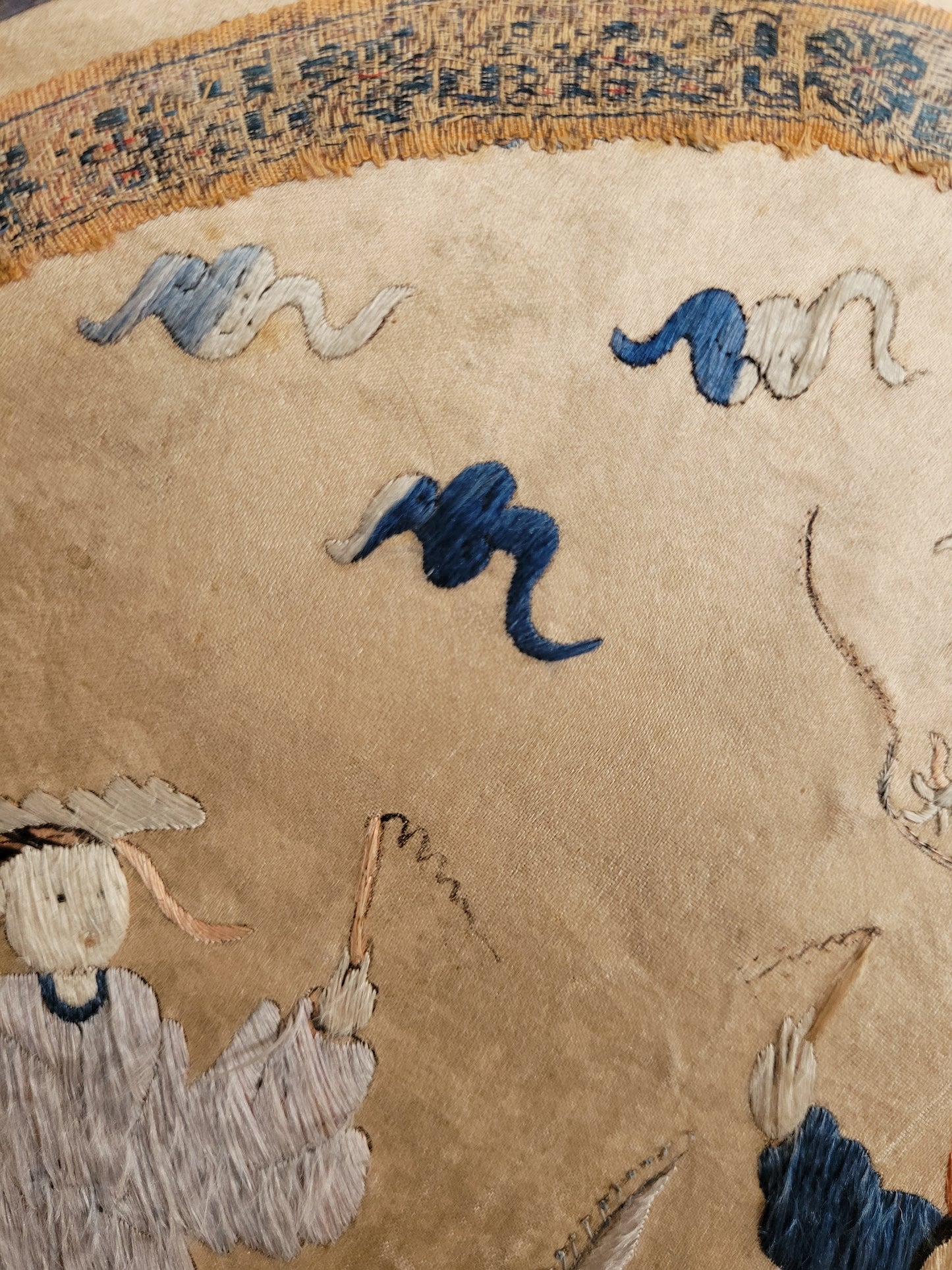 Alte Chinesische Seidenstickerei mit Klassischen Motiv elegant gerahmt