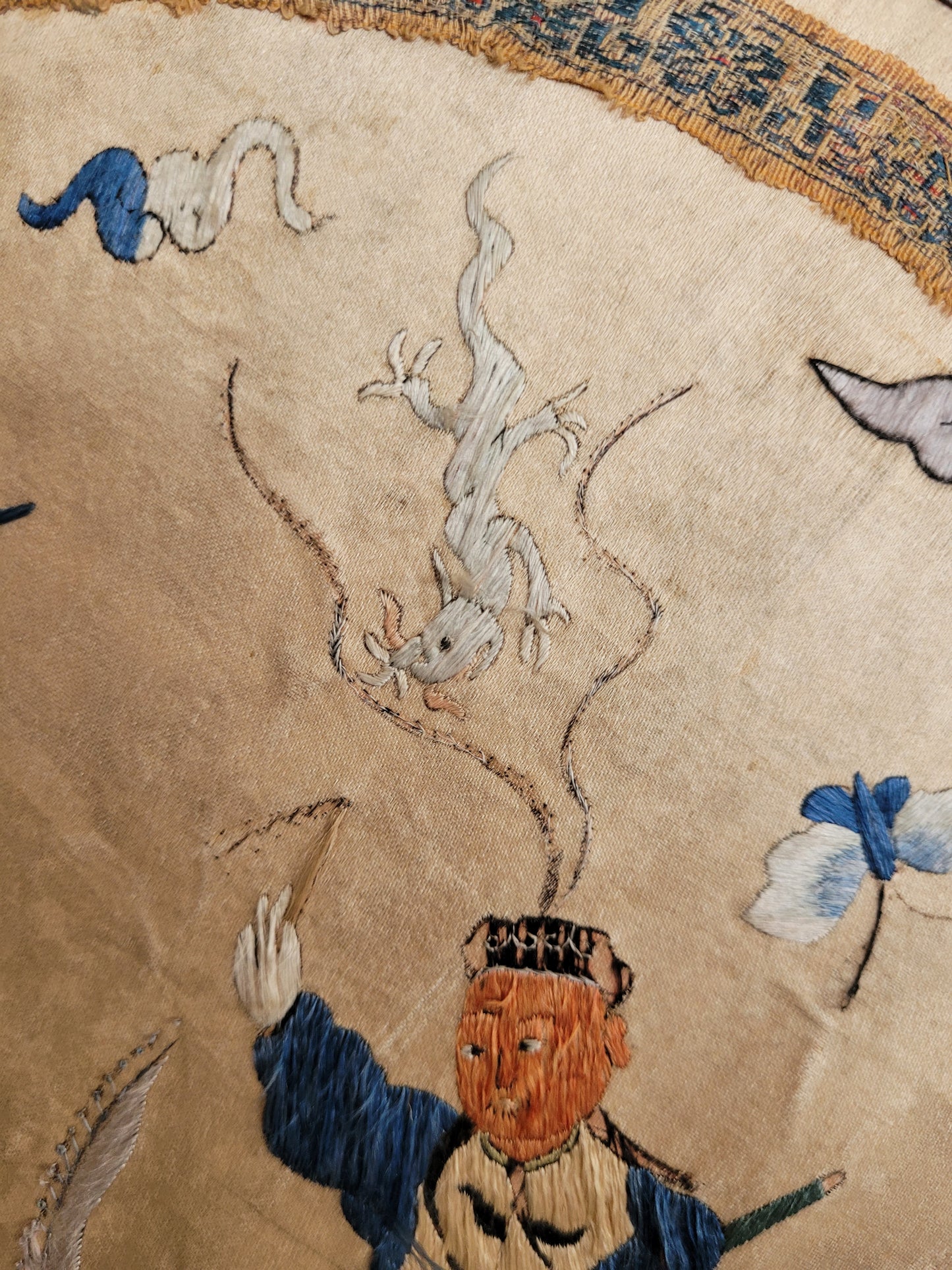 Alte Chinesische Seidenstickerei mit Klassischen Motiv elegant gerahmt