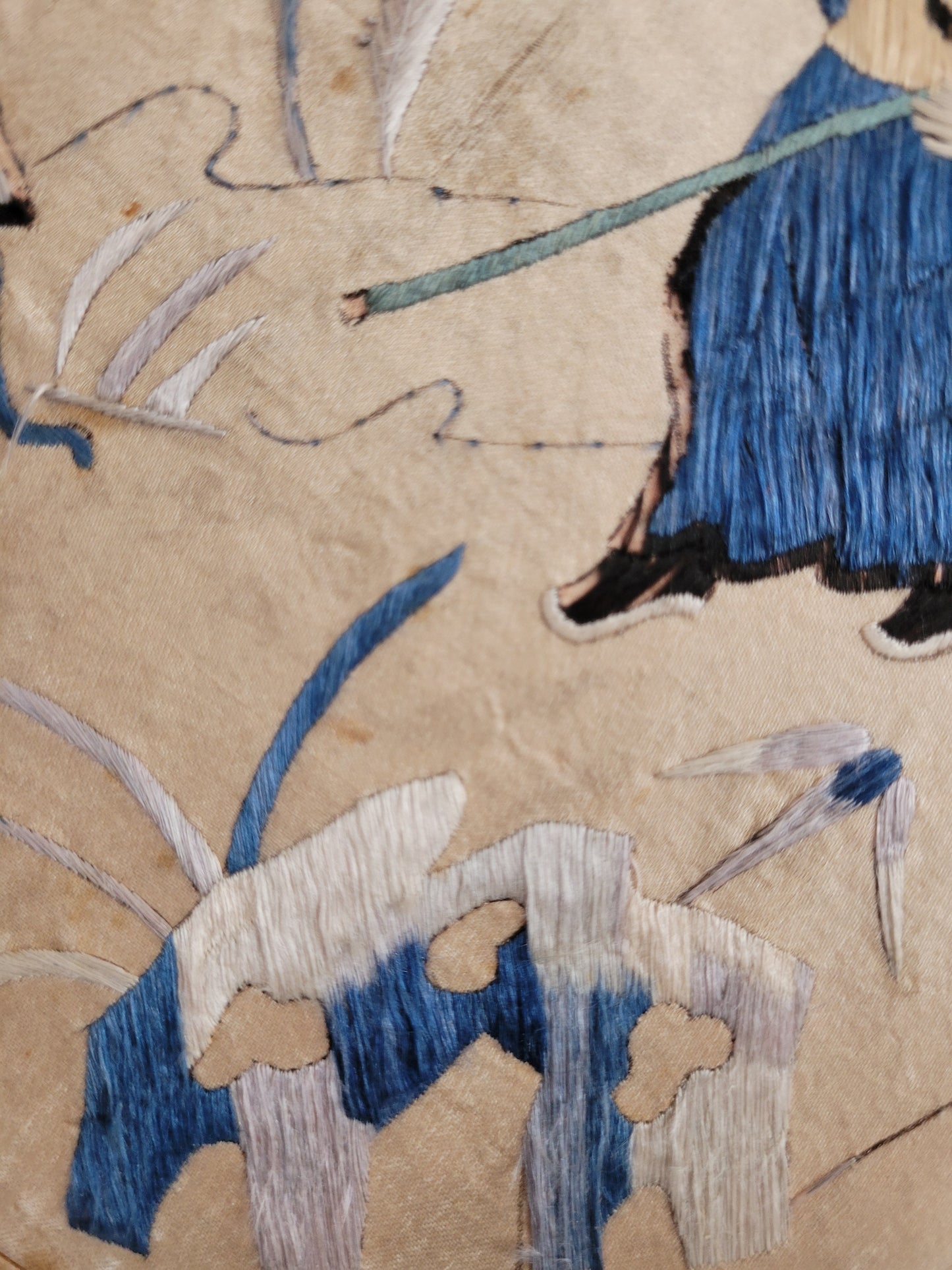 Alte Chinesische Seidenstickerei mit Klassischen Motiv elegant gerahmt