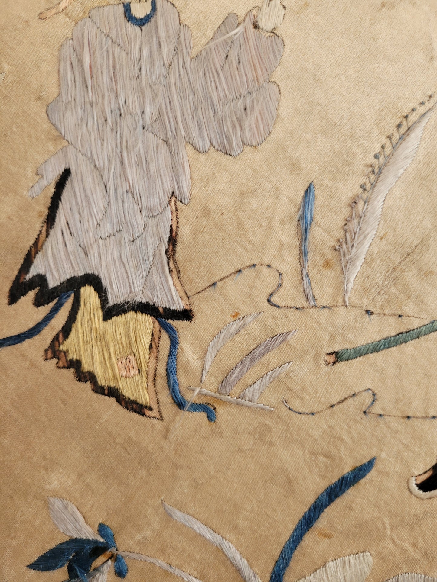 Alte Chinesische Seidenstickerei mit Klassischen Motiv elegant gerahmt