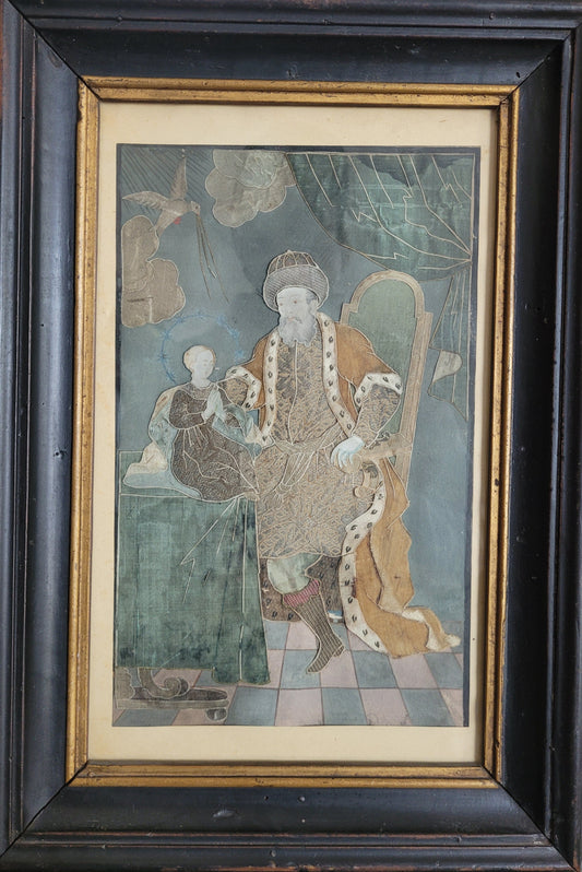 Stoffcollage Vater auf königlichem Stuhl mit Kind am Tisch 40x30cm