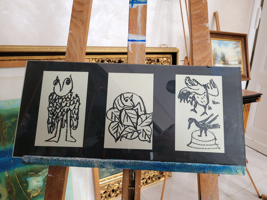 Schwarz-weiße Lithografie mit drei stilisierten Fabelwesen 24x54cm