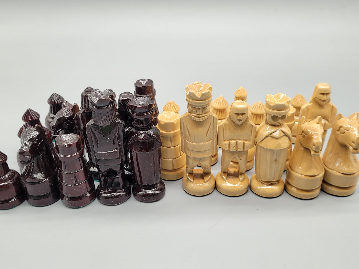Handgeschnitzte klassische Schachfiguren aus Edelholz