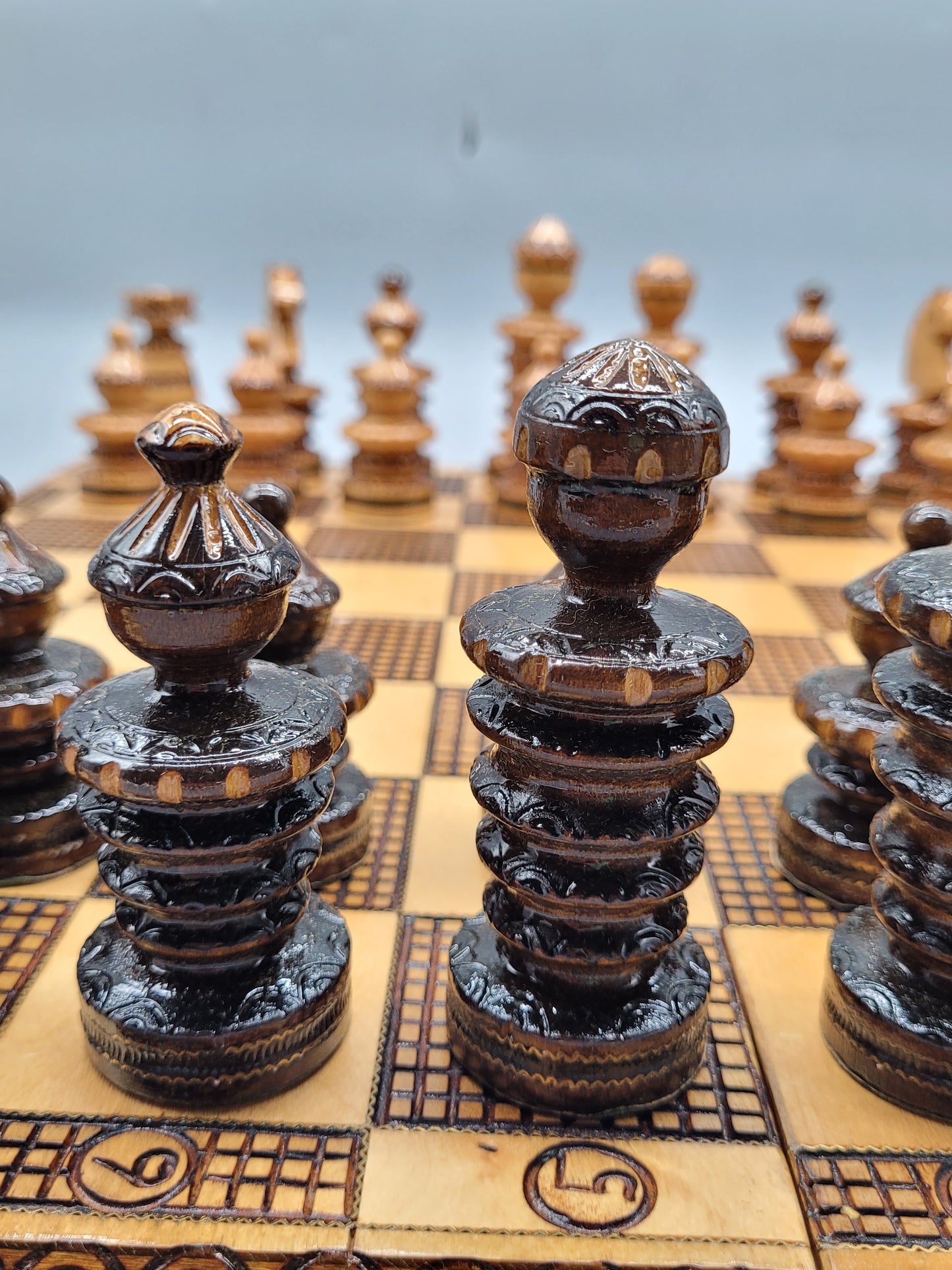 Handgeschnitzte und Handbemalte Schachfiguren aus edlem Holz