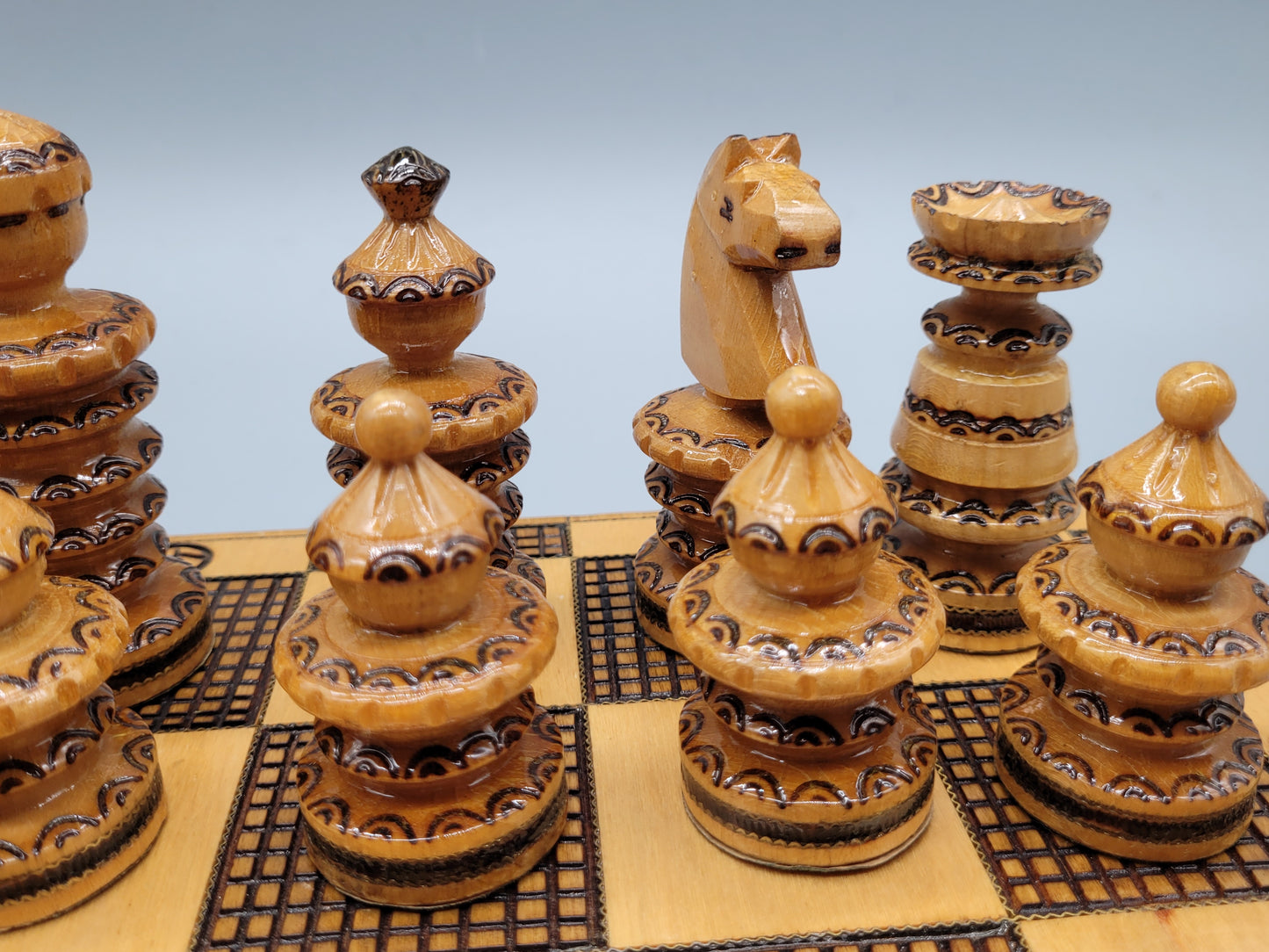 Handgeschnitzte und Handbemalte Schachfiguren aus edlem Holz