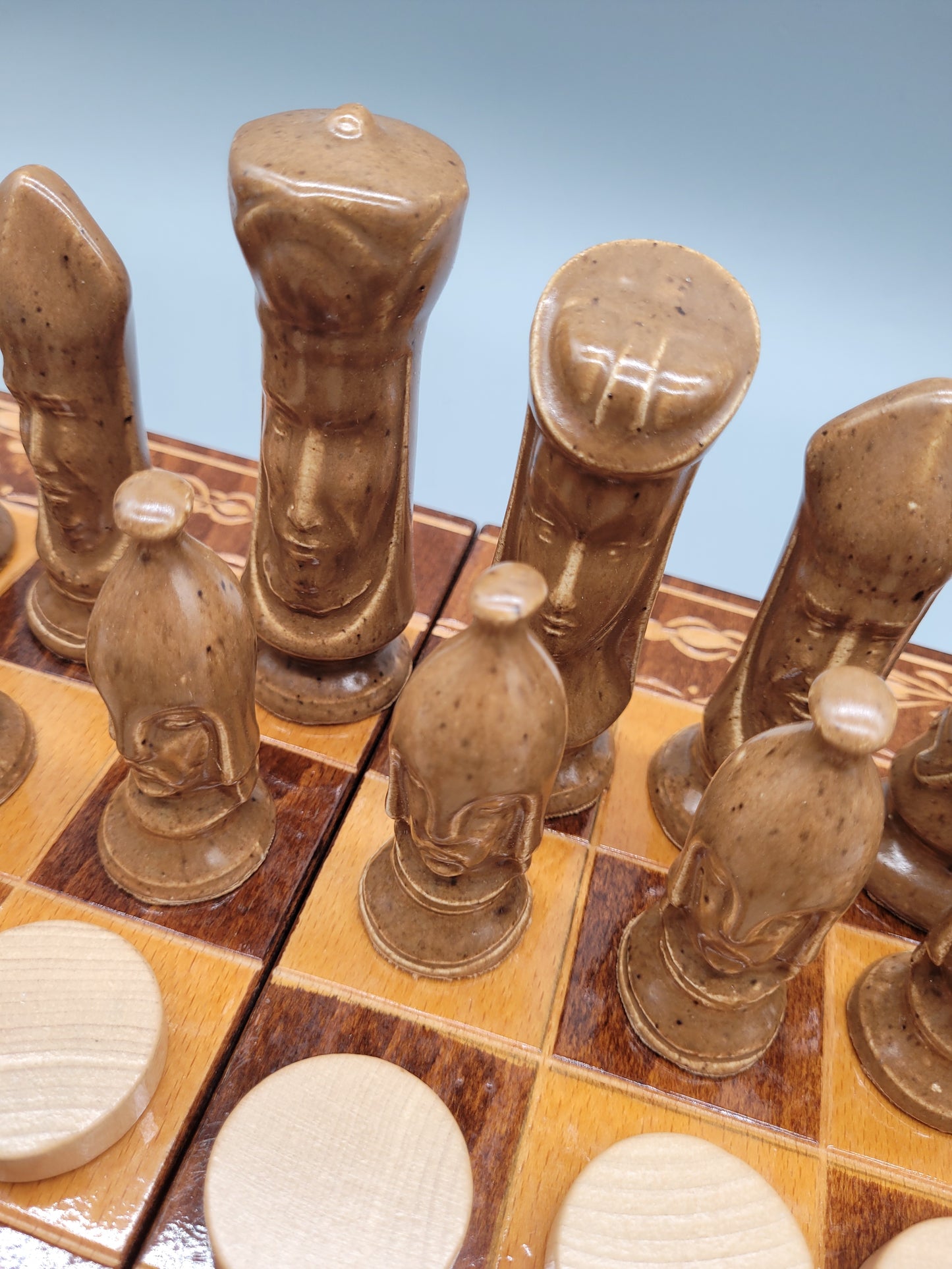 Handgeschnitzte Schachfiguren aus Holz und Marmor mit Schachbrett