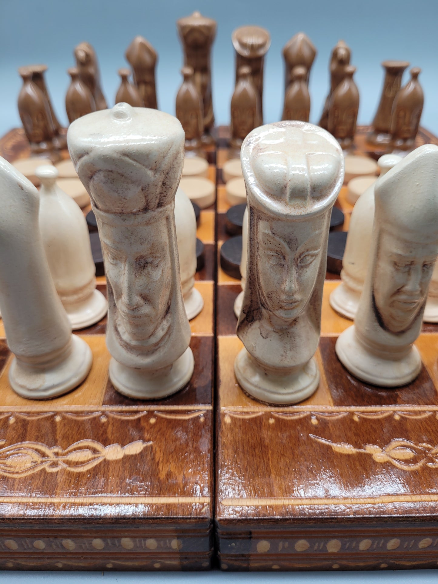Handgeschnitzte Schachfiguren aus Holz und Marmor mit Schachbrett