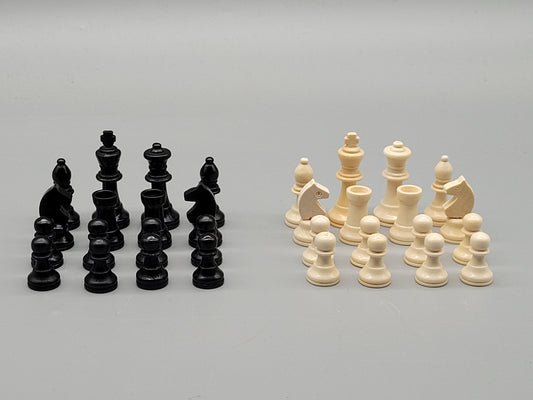 Moderne Handgeschnitzte Schachfiguren, Set aus 32 Stück