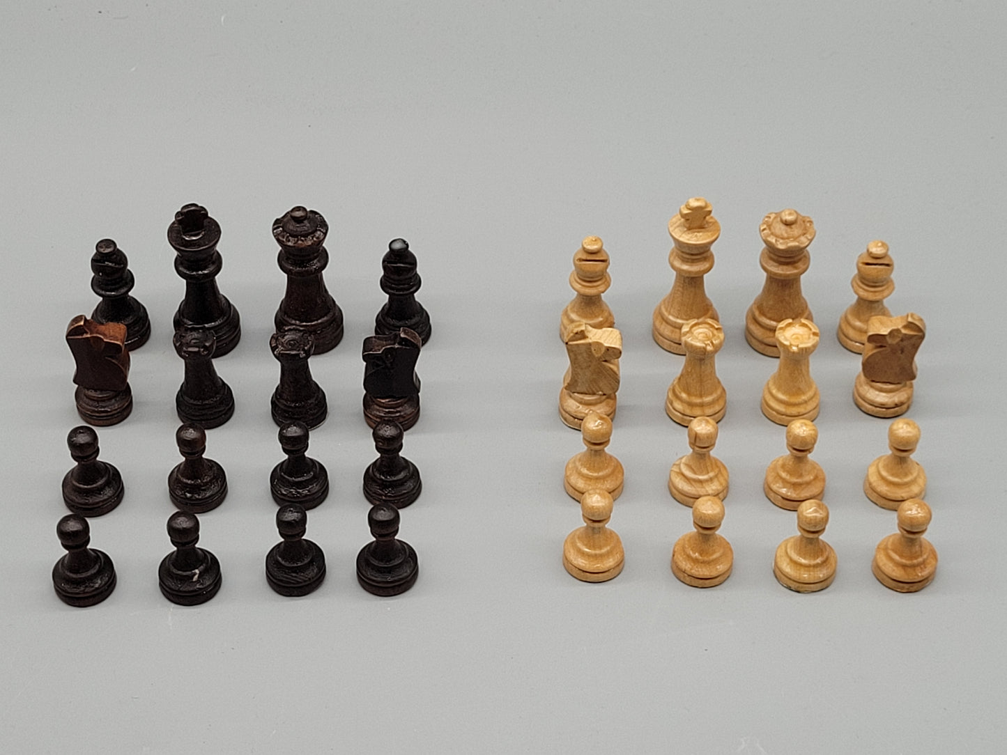 Klassische Handgeschnitzte Schachfiguren, Set aus 32 Stück