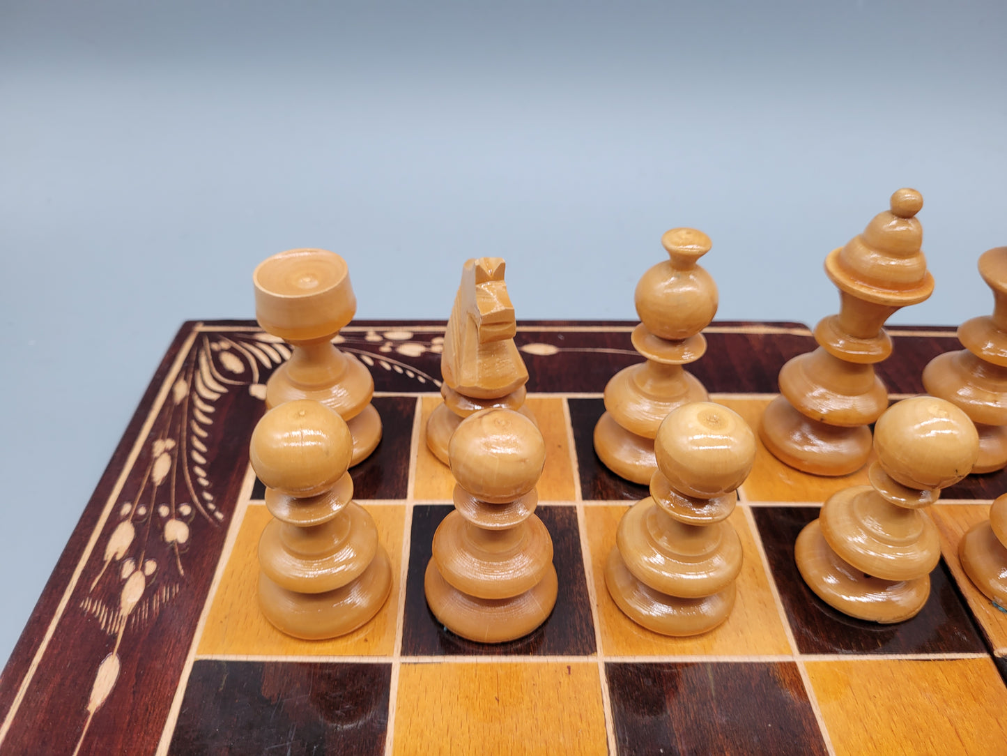 Selten Schachfiguren aus Holz mit Schachbrett