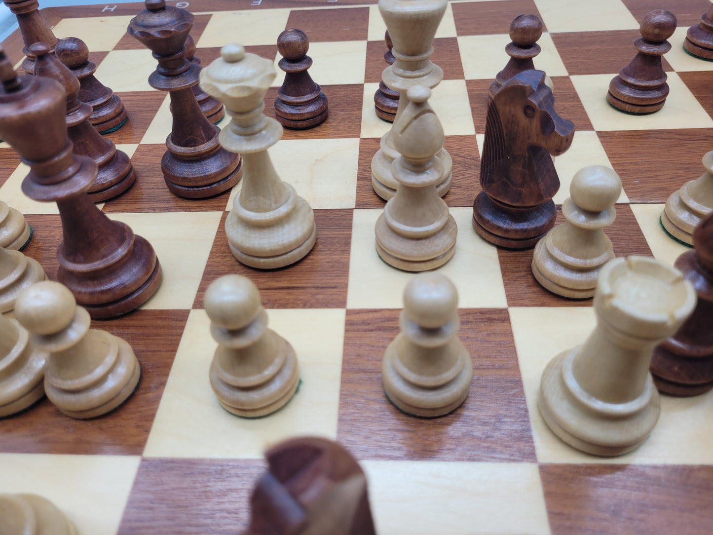 Klassisches Schachspiel, 32 Handgeschnitzte Figuren inkl. Brett