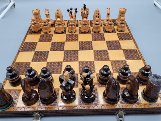 Schachfiguren aus Holz mit Schachbrett
