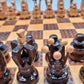 Schachfiguren aus Holz mit Schachbrett
