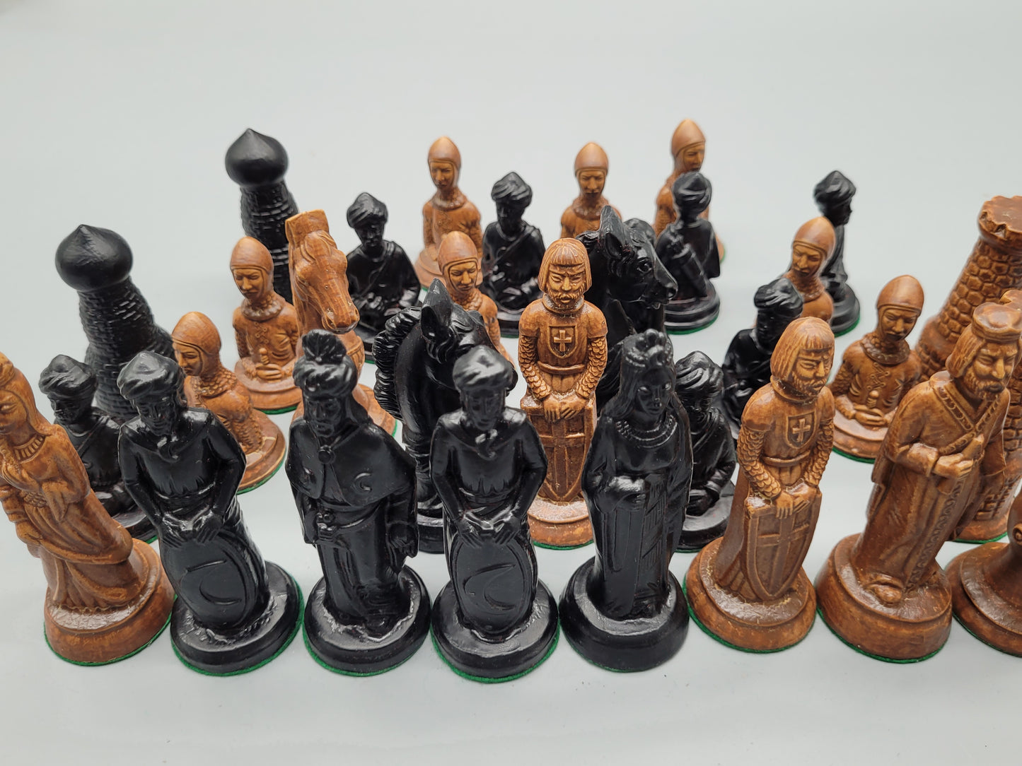 Schachfiguren aus Holz mit chinesischen Motiven