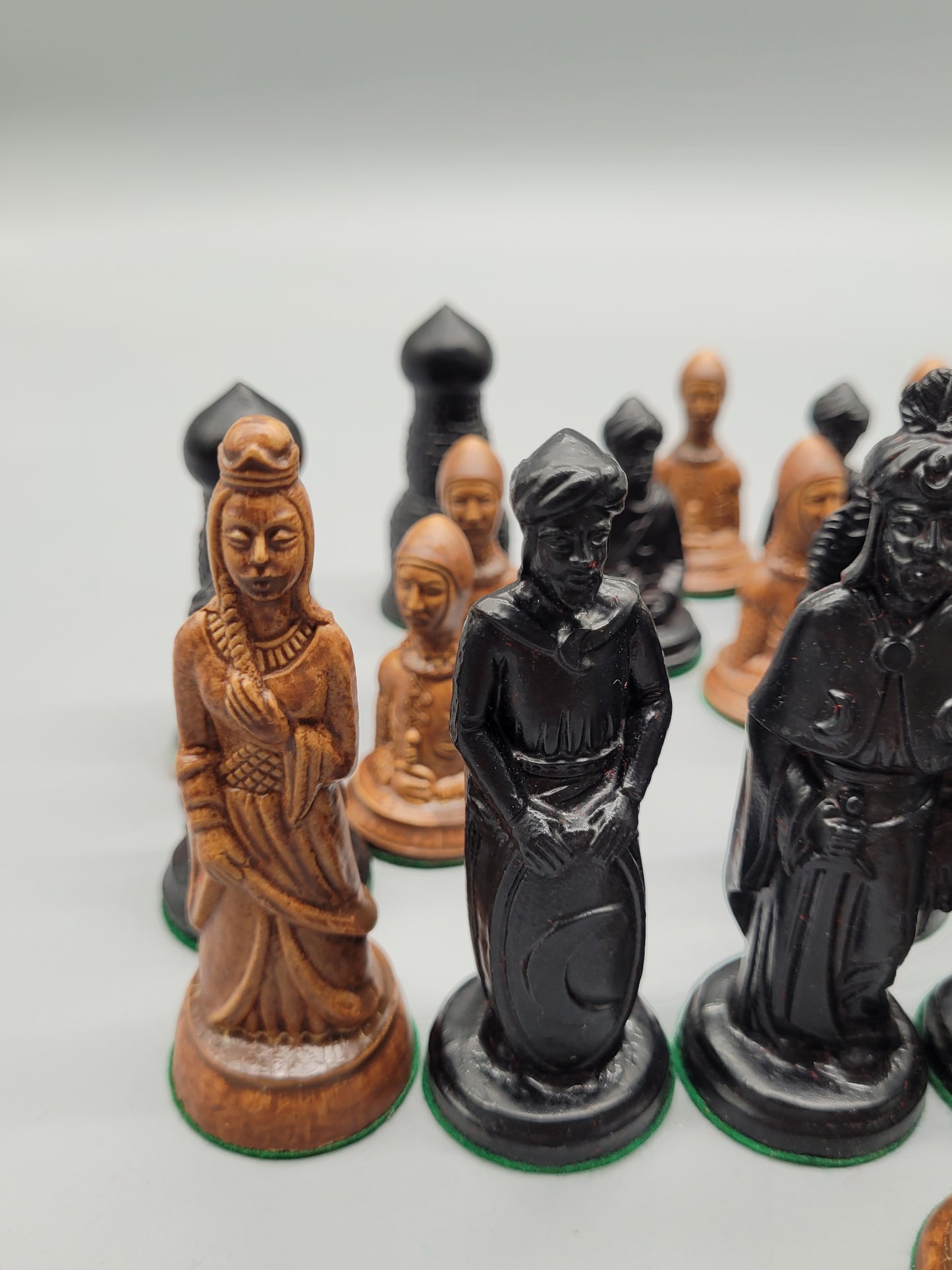 Schachfiguren aus Holz mit chinesischen Motiven