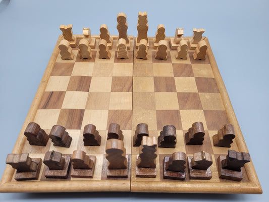 Spielerisches Schachspiel, 32 Handgeschnitzte Figuren inkl. Brett