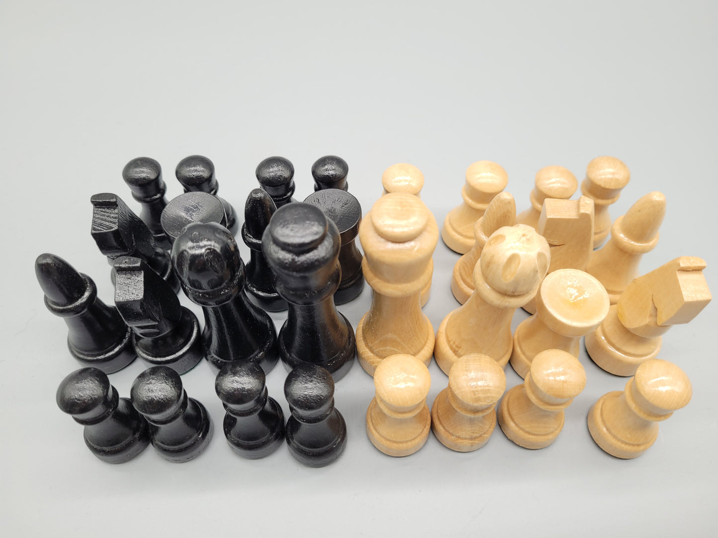 Klassisches Schachspiel Set aus 32 Handgeschnitzte Schachfiguren