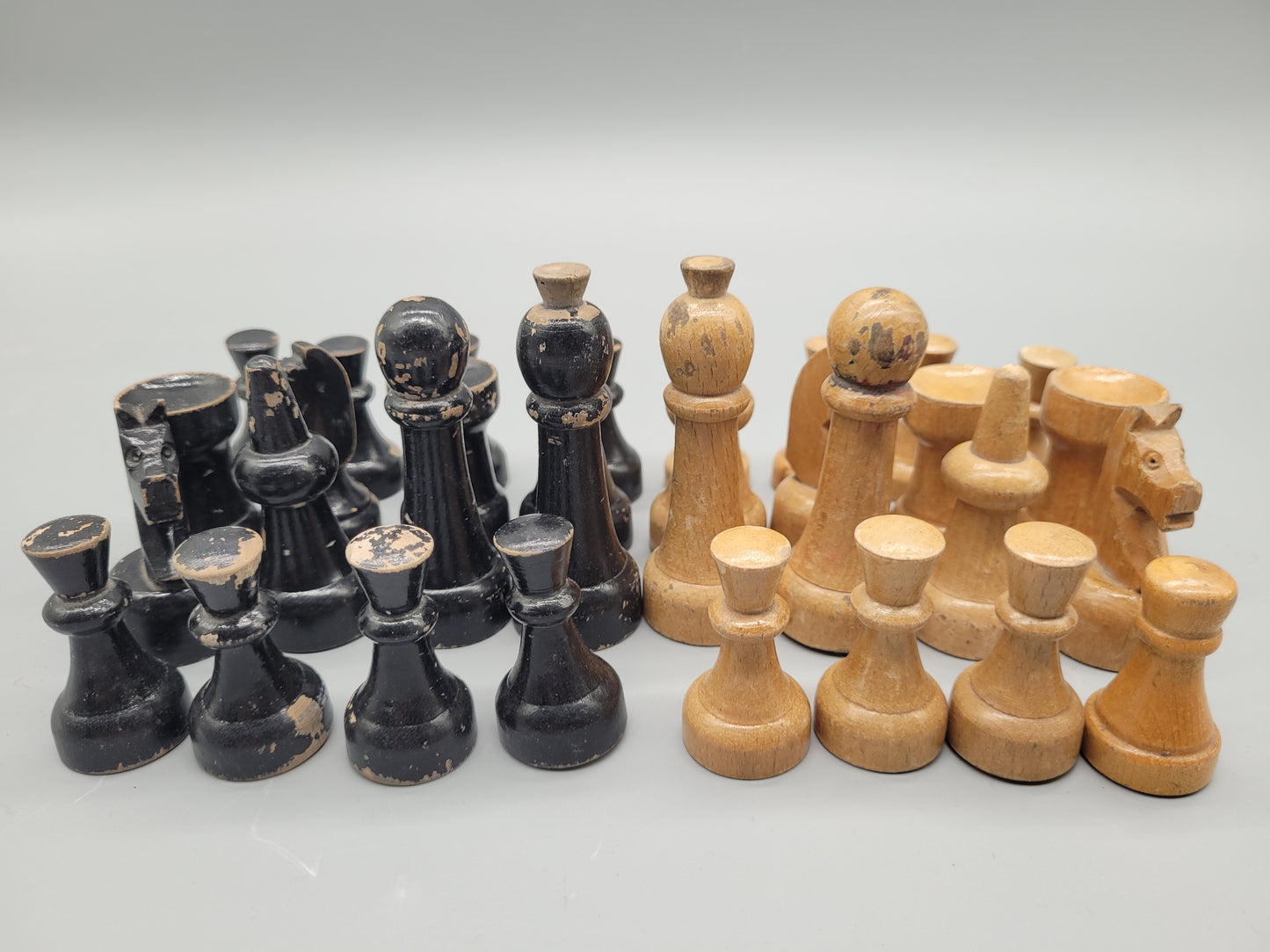 Handgeschnitztes Vintage Patina Schachspiel, 32 Figuren inkl. Schachbrett