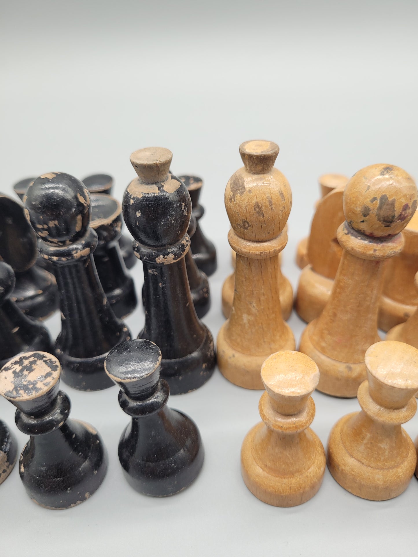 Handgeschnitztes Vintage Patina Schachspiel, 32 Figuren inkl. Schachbrett