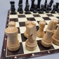 Handgeschnitztes Schachspiel, 32 Figuren inklusive Schachbrett