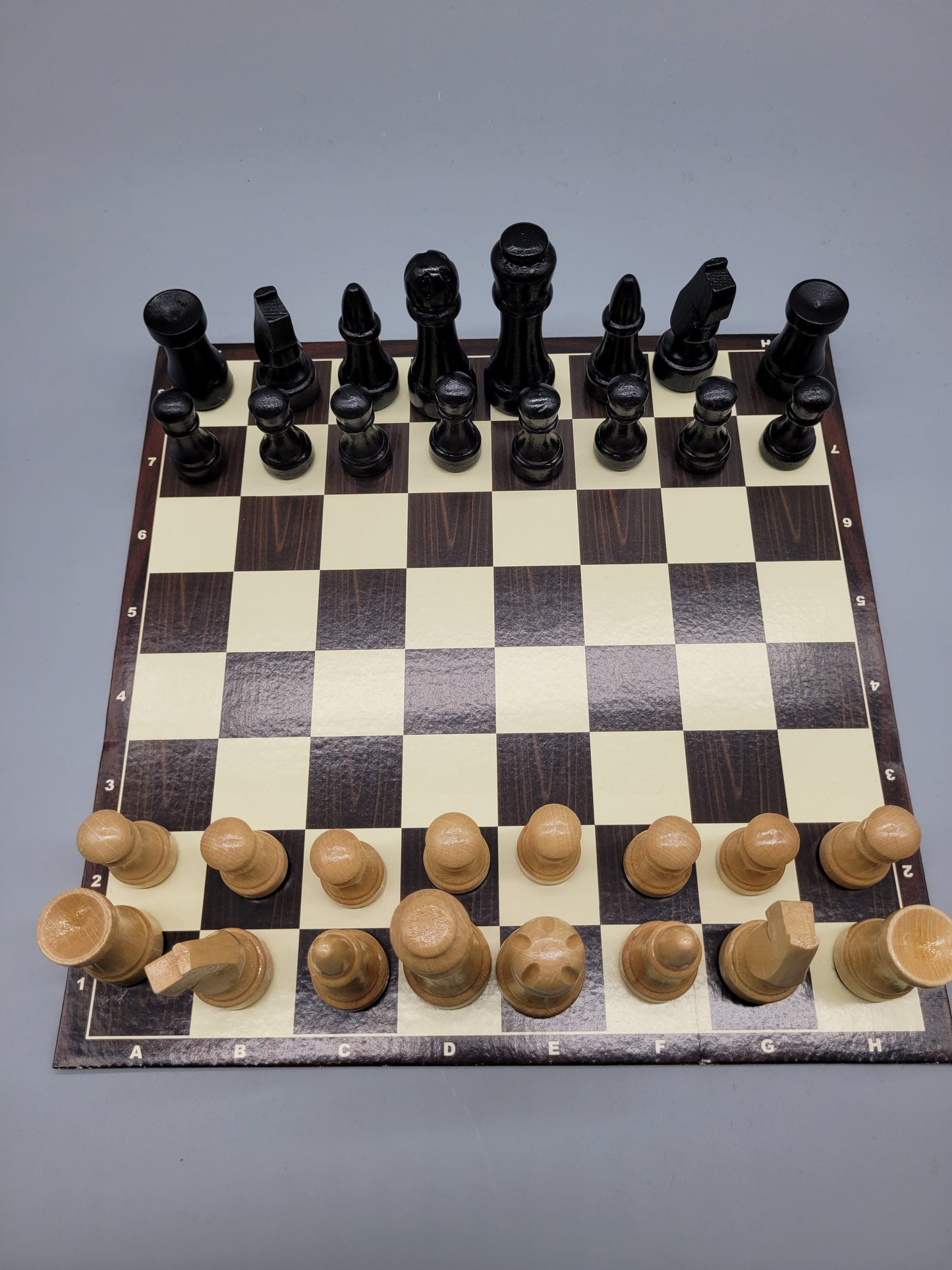 Handgeschnitztes Schachspiel, 32 Figuren inklusive Schachbrett