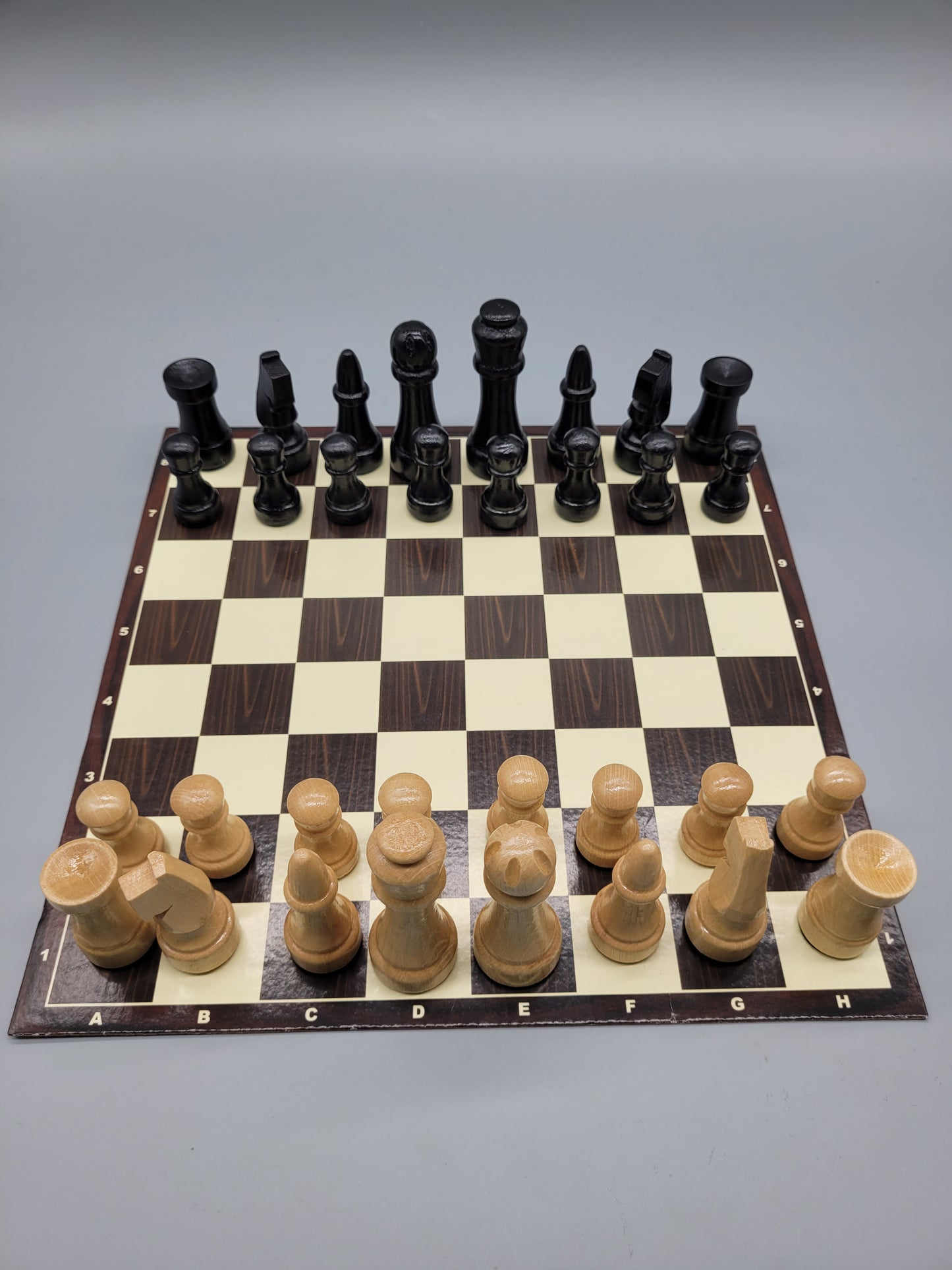 Handgeschnitztes Schachspiel, 32 Figuren Inklusive Schachbrett